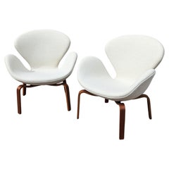 Mid Century Danish Modern Arne Jacobsen Early Edition Swan Chairs (Chaises Swan) 