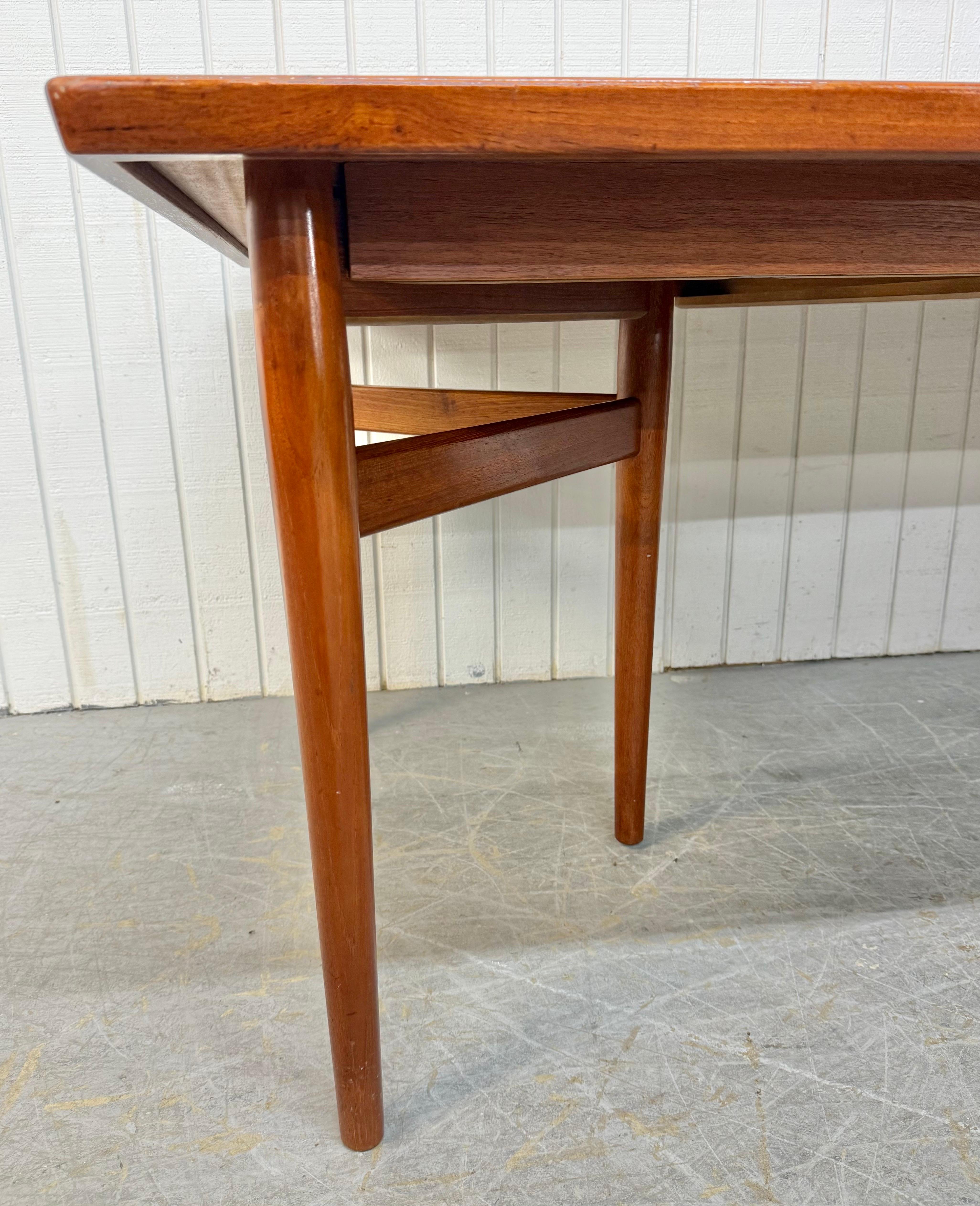 Table de salle à manger en teck de style moderne danois du milieu du siècle Arne Vodder en vente 8