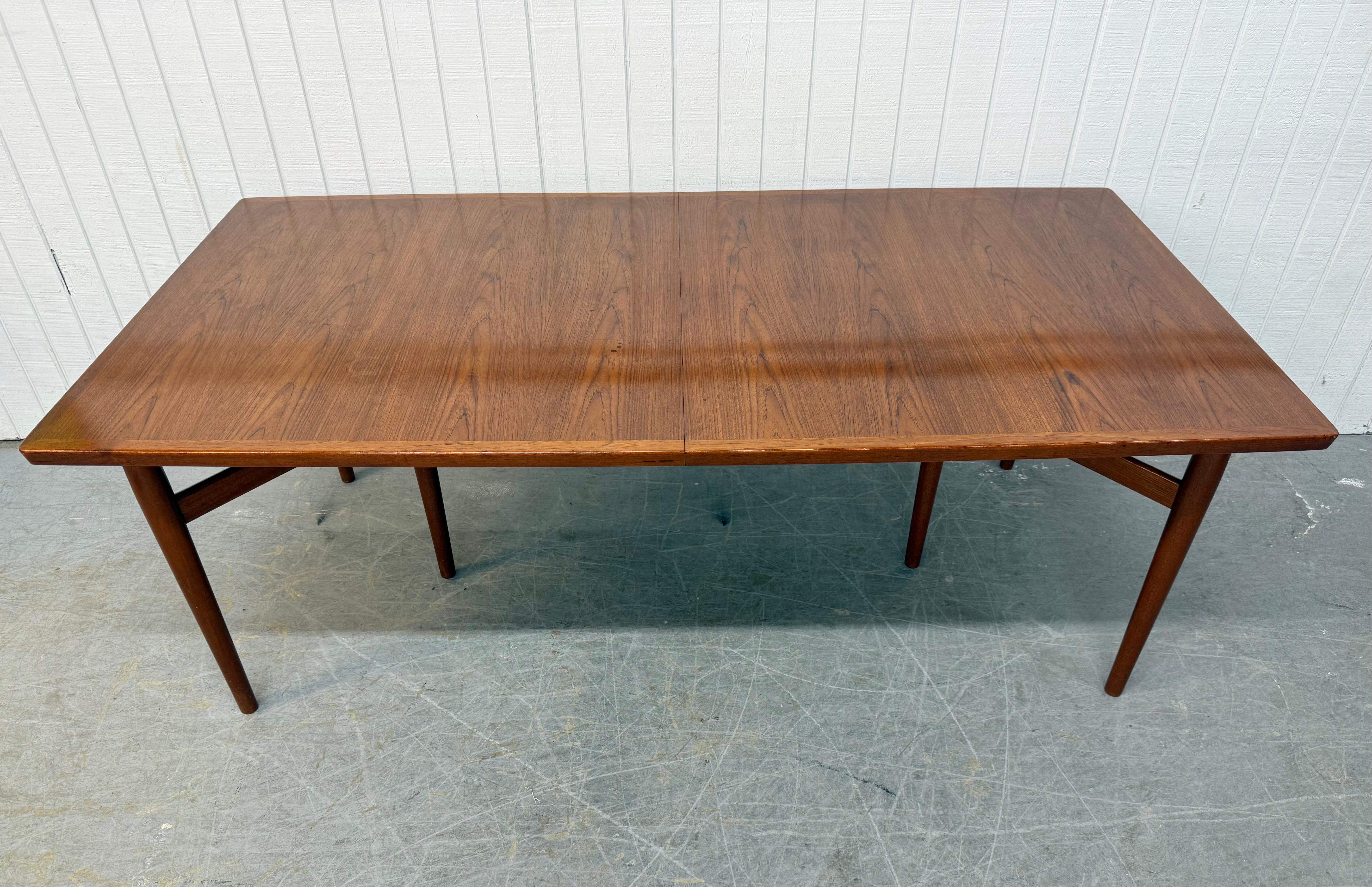 Cette annonce concerne une table de salle à manger en teck de style danois moderne Arne Vodder du milieu du siècle. Design/One Modern, plateau rectangulaire en teck qui s'étend de 78.75