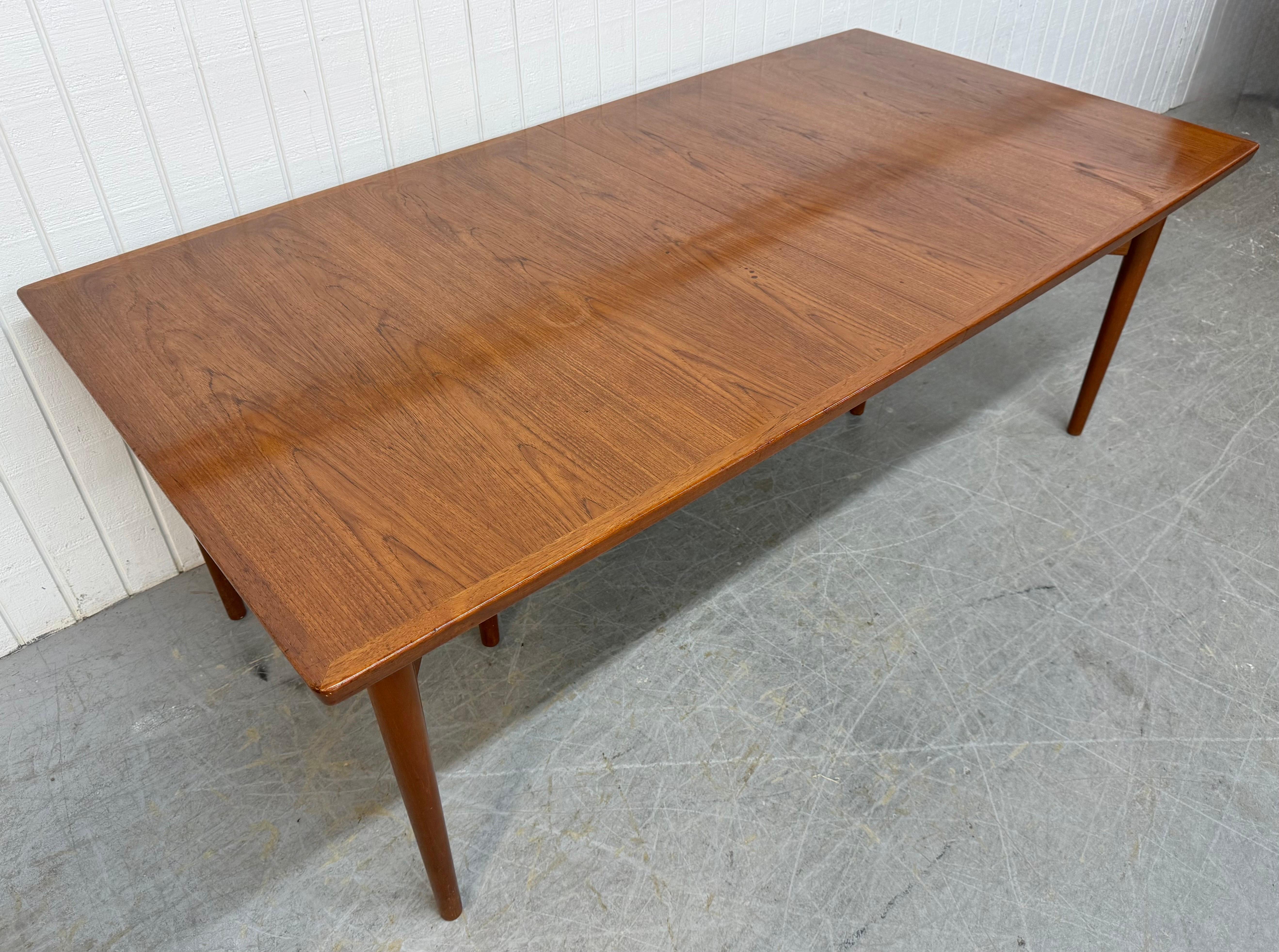 Table de salle à manger en teck de style moderne danois du milieu du siècle Arne Vodder Bon état - En vente à Clarksboro, NJ