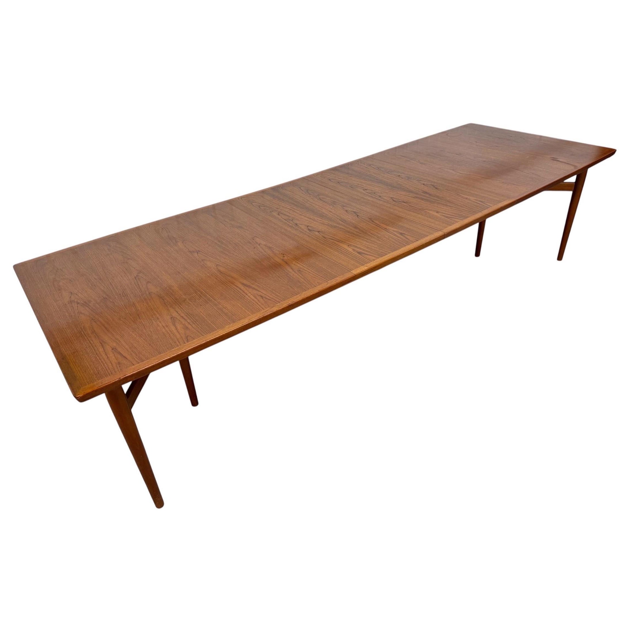 Table de salle à manger en teck de style moderne danois du milieu du siècle Arne Vodder en vente