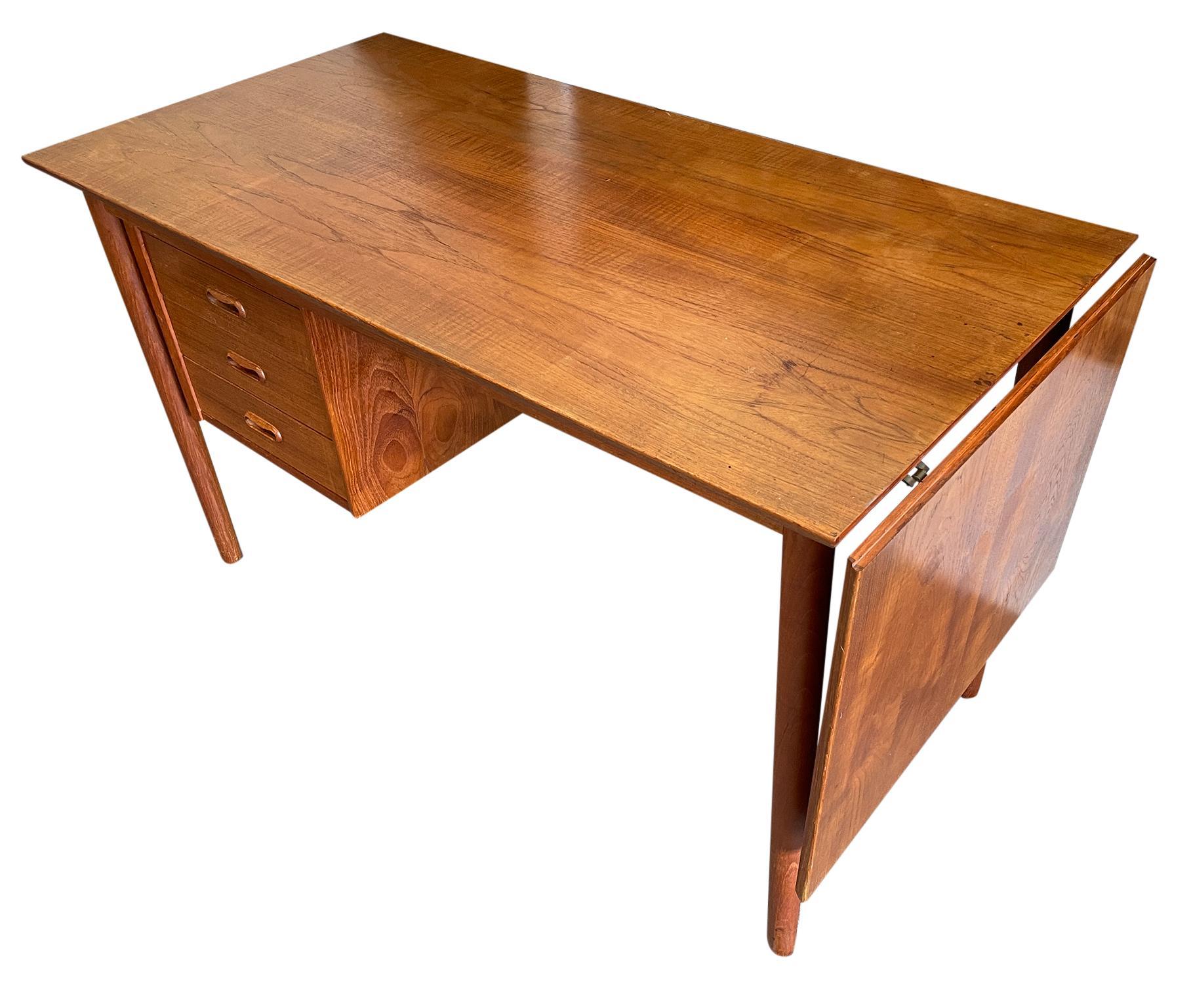 Mid-Century moderno Scrivania a ribalta in teak di Arne Vodder in stile danese moderno di metà secolo per H. H. Sigh Danimarca in vendita