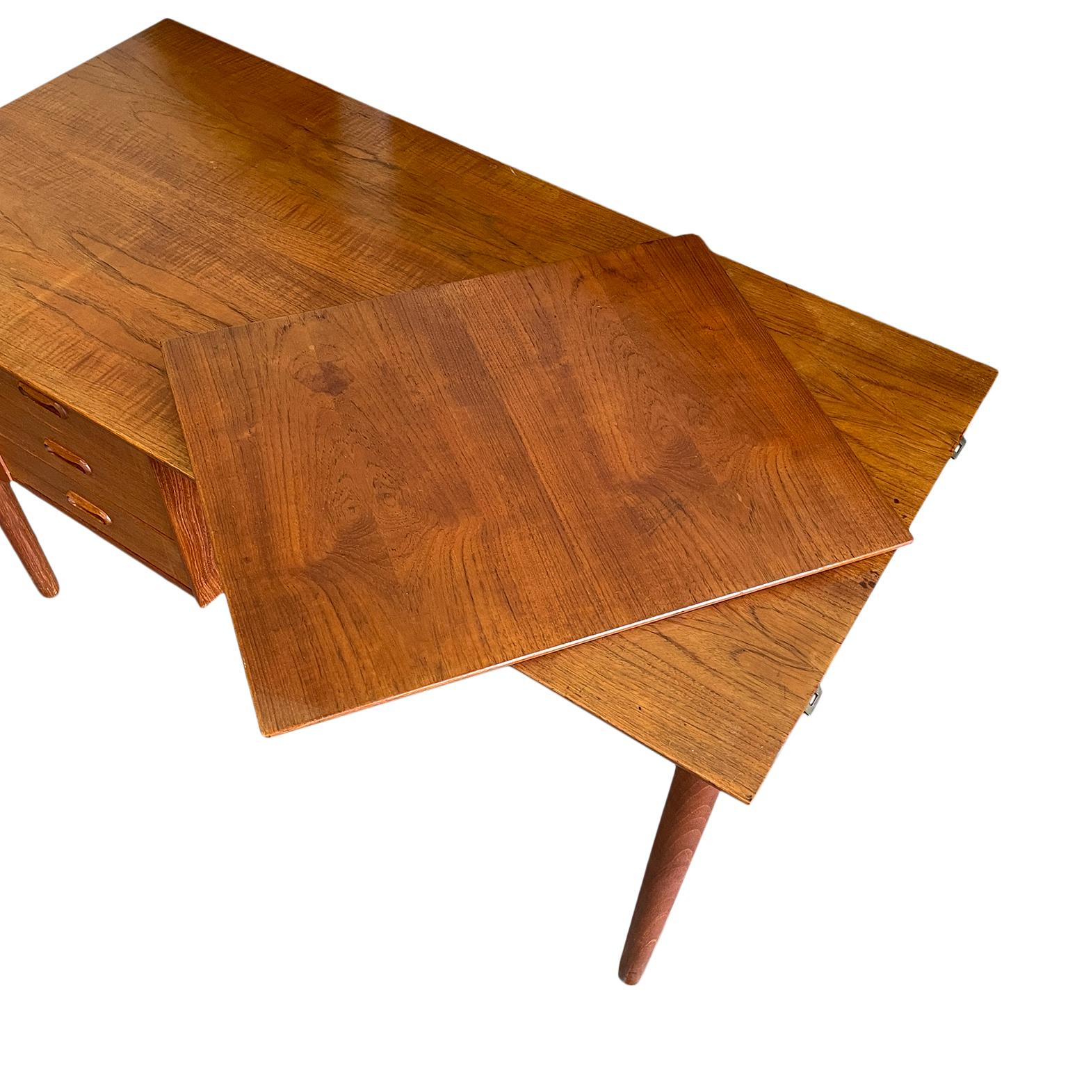 Mid Century Danish Modern Arne Vodder Teak Drop Leaf Desk for H.Sigh Denmark In Good Condition For Sale In BROOKLYN, NY