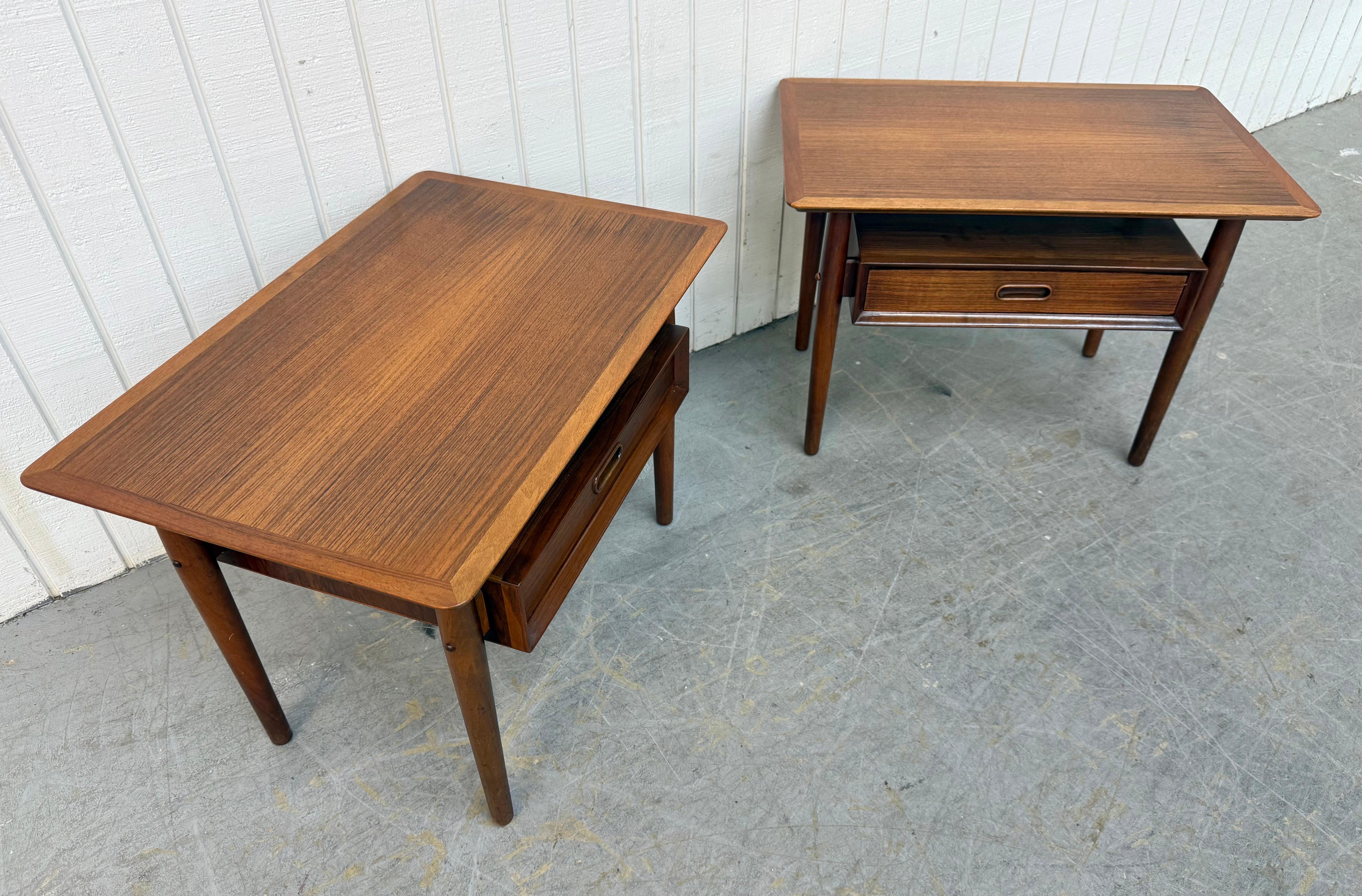 Este anuncio es para un par de mesillas de noche de teca Arne Vodder de mediados de siglo. Con un diseño flotante, tapa rectangular, un solo cajón con tirador encastrado, patas largas y modernas, y un bonito acabado en teca. ¡Es una combinación