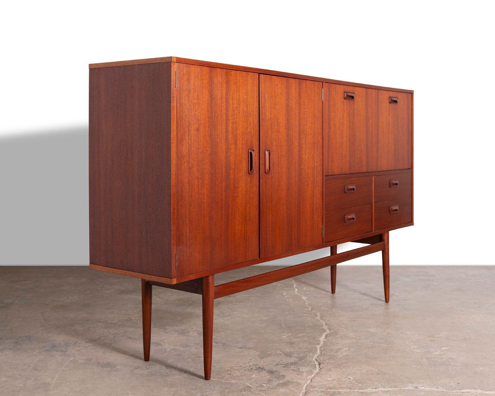 Mid-Century Danish Modern Bar Cabinet - Classic 1960s Scandinavian Design For Sale 7