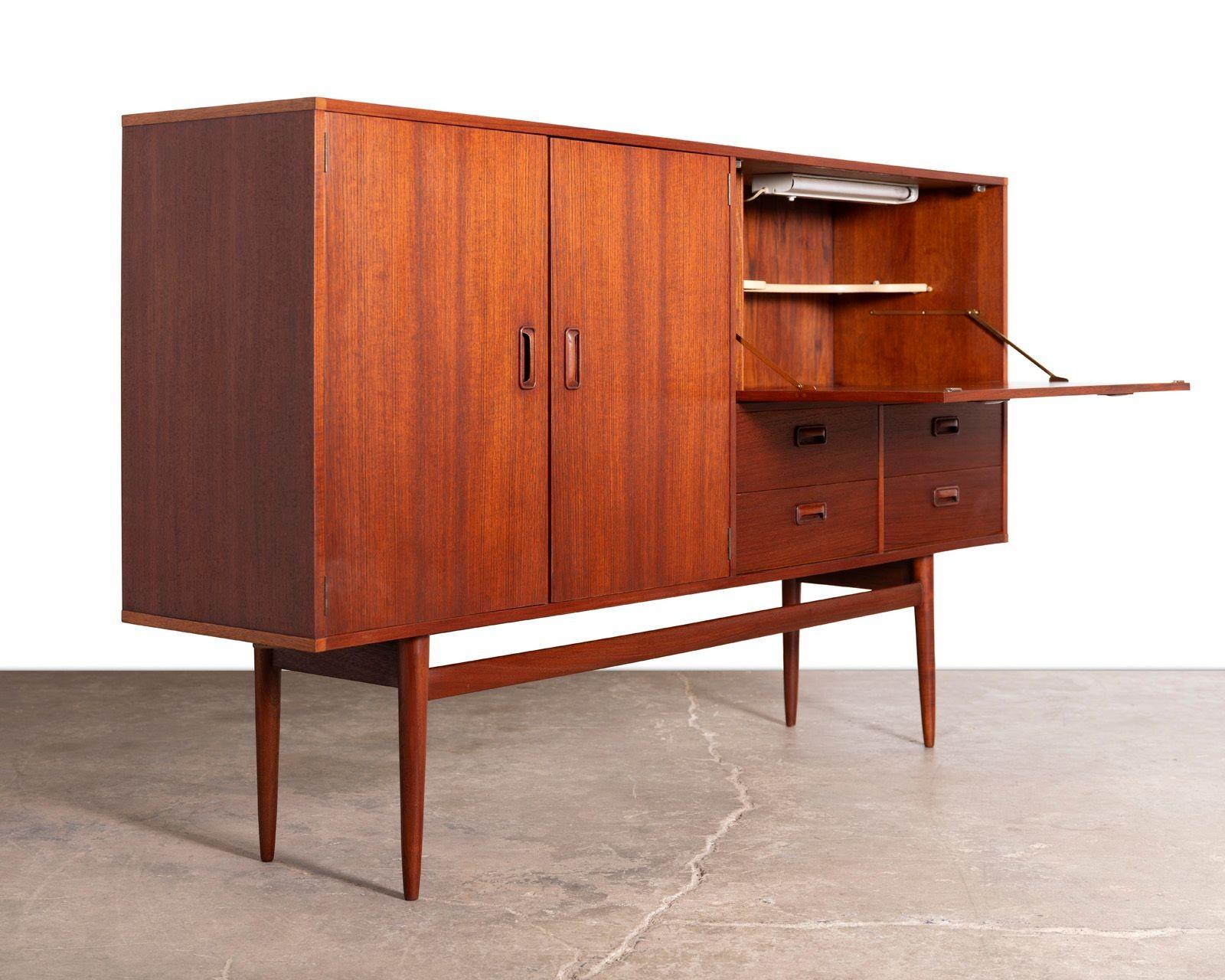 Mid-Century Danish Modern Bar Cabinet - Classic 1960s Scandinavian Design For Sale 8