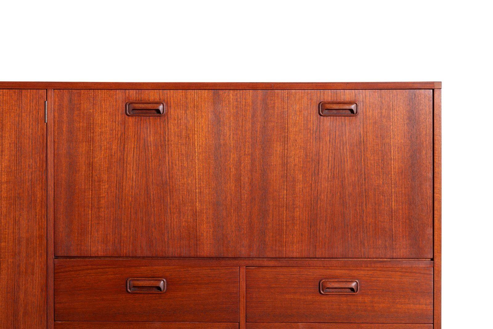 Mid-Century Danish Modern Bar Cabinet - Classic 1960s Scandinavian Design In Good Condition For Sale In Dallas, TX