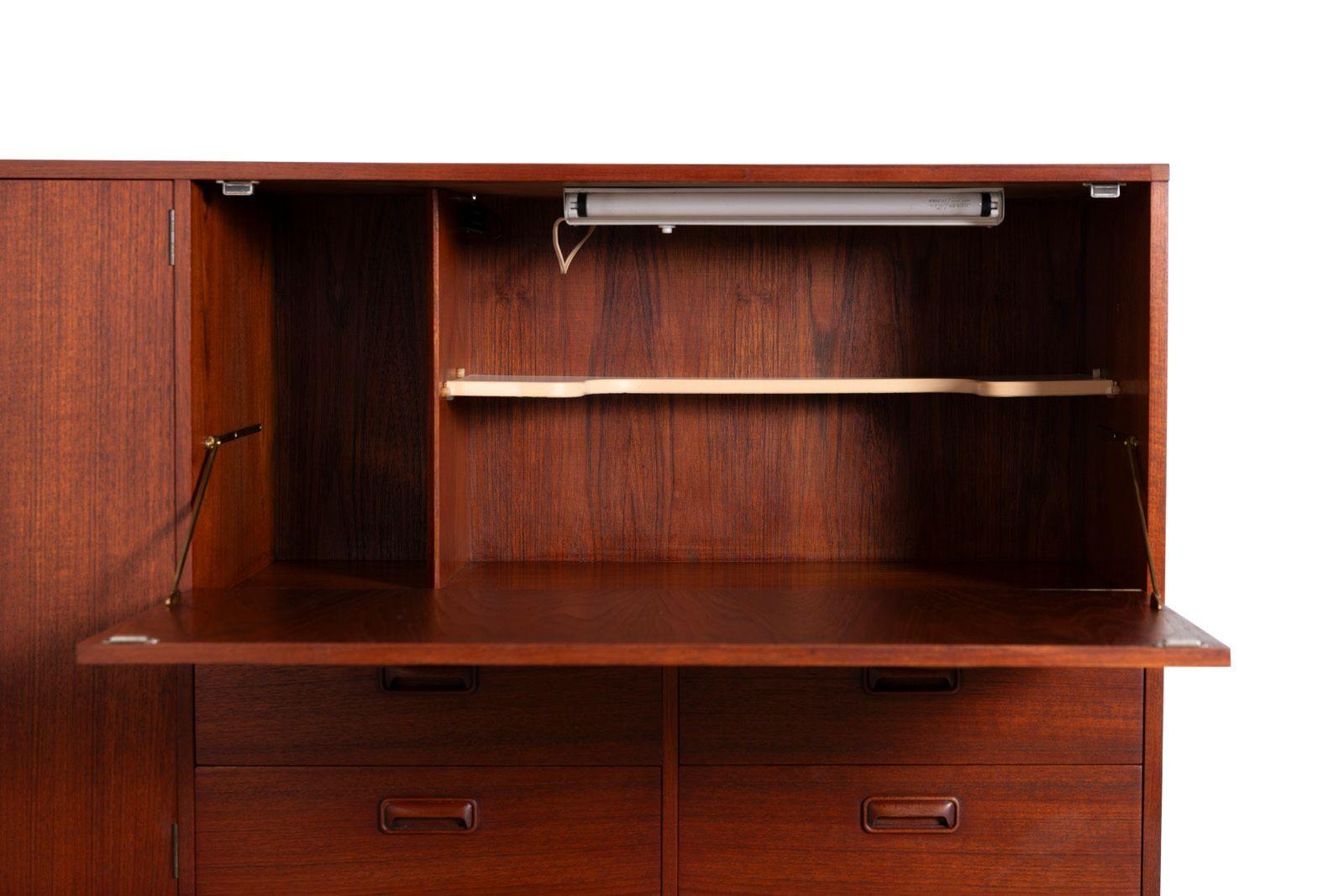 Mid-Century Danish Modern Bar Cabinet - Classic 1960s Scandinavian Design For Sale 2