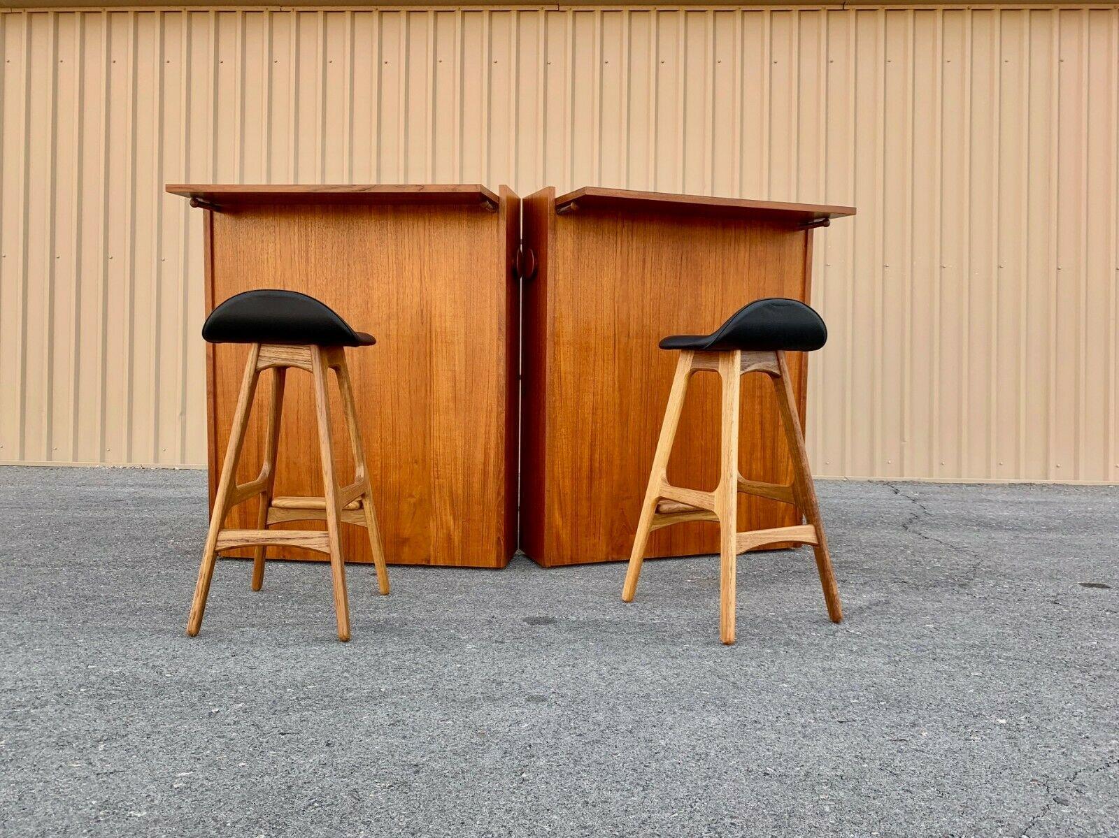 Bar in a box, a very rare and clever Danish design by Erik Buch for Dyrlund.


The cabinet is on small caster wheels which let the cabinet open very smoothly to reveal the bar. 4 small rods on the inside slide the cabinet push outward