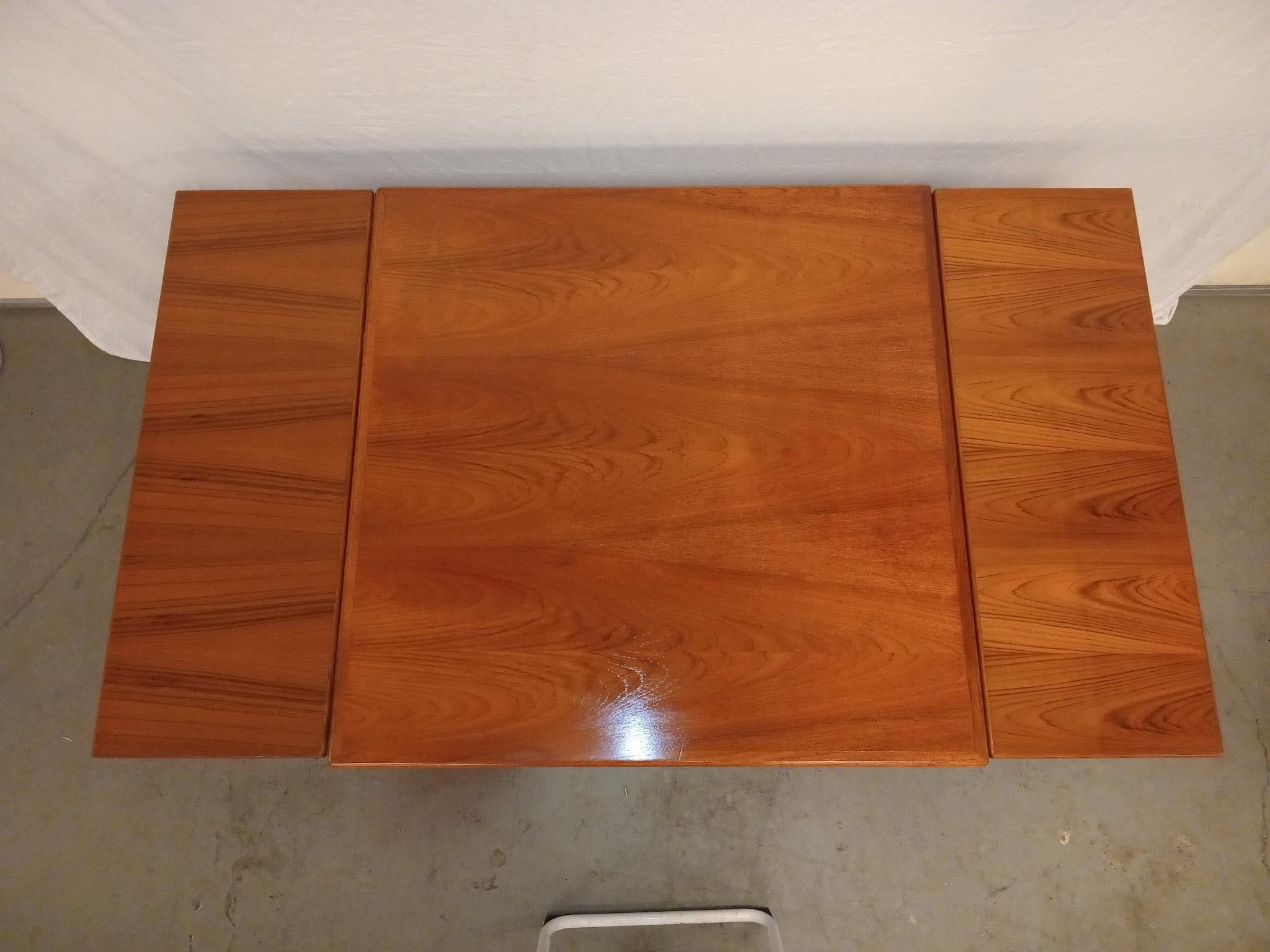 Mid-Century moderno Tavolo da pranzo quadrato BDR Furbo Space Saver, moderno e danese di metà secolo in vendita