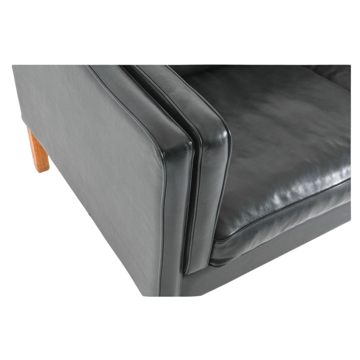 Mid-Century Danish Modern Beautiful Black Leather 2 Seat Sofa oak Legs In Good Condition For Sale In Brooklyn, NY
