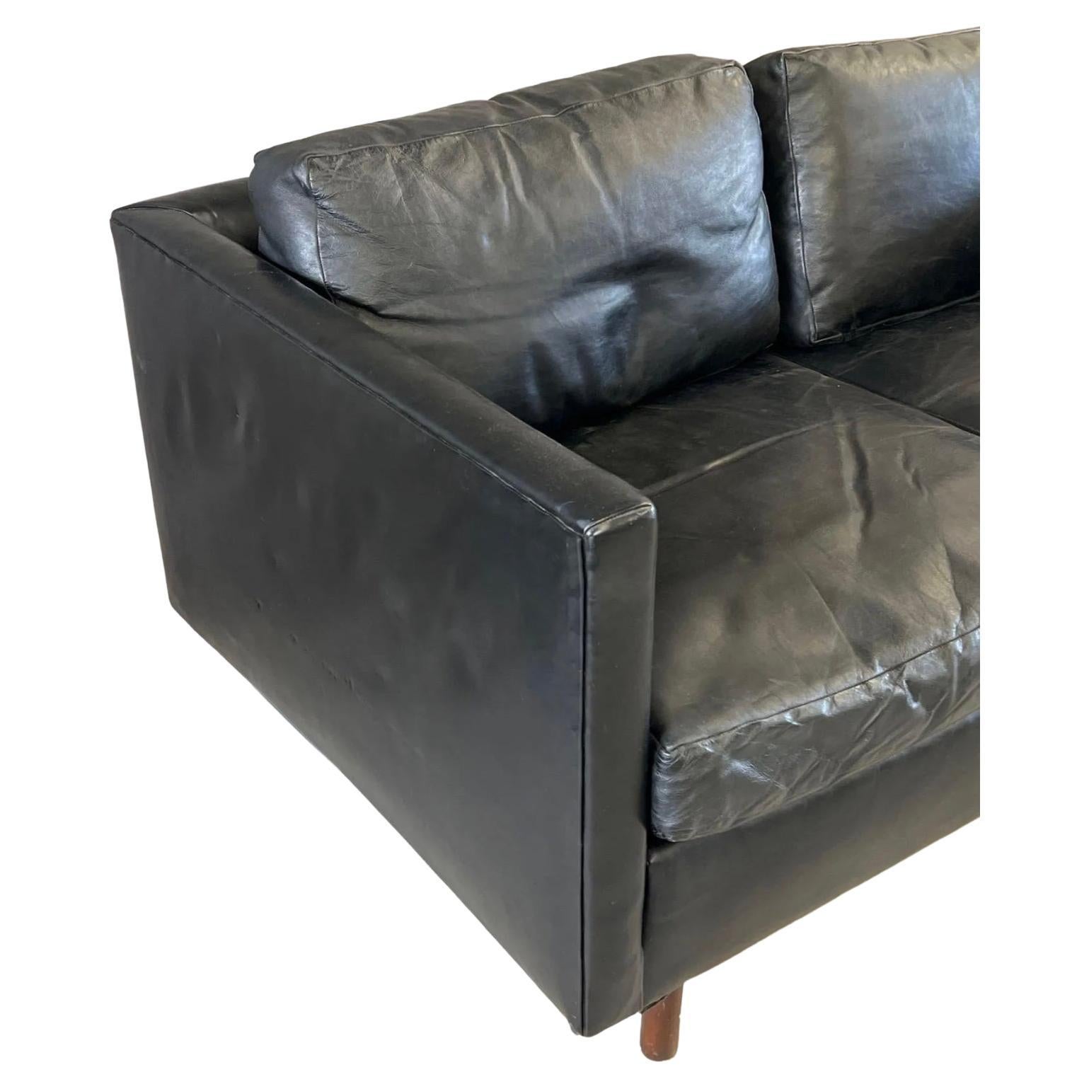 Midcentury Danish Modern Beautiful Black Leather 2 Seat Sofa Teak Round Legs In Good Condition In BROOKLYN, NY