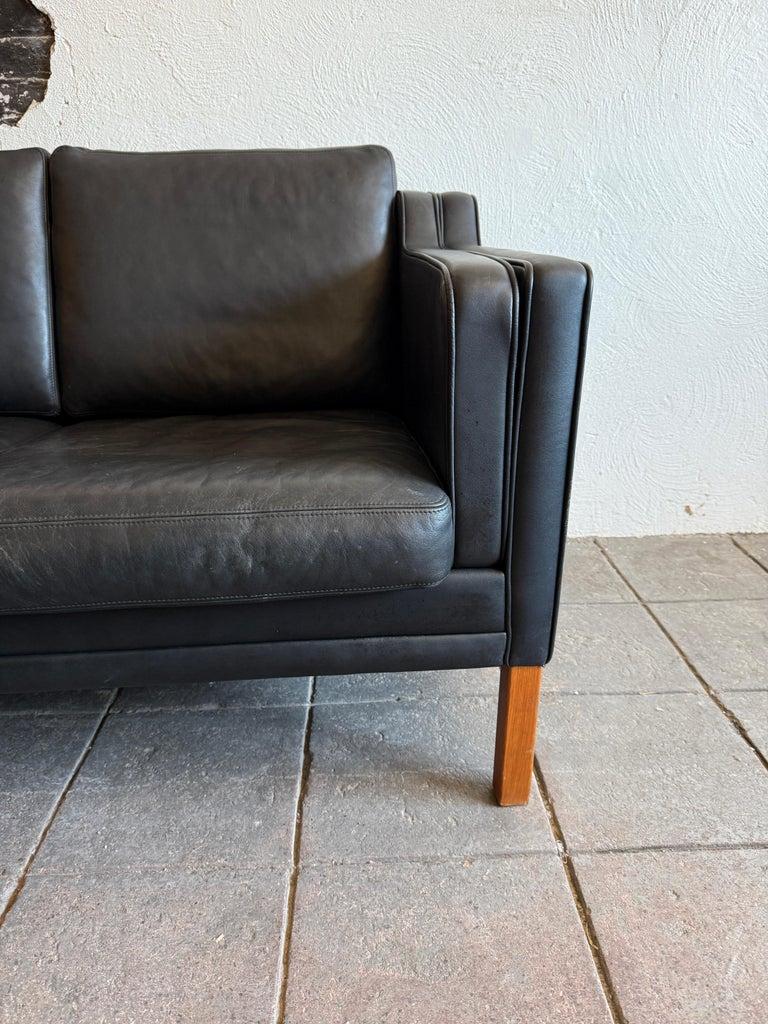 Mid-Century moderno Metà secolo danese moderno Bellissimo divano a 3 posti in pelle nera con gambe in betulla in vendita