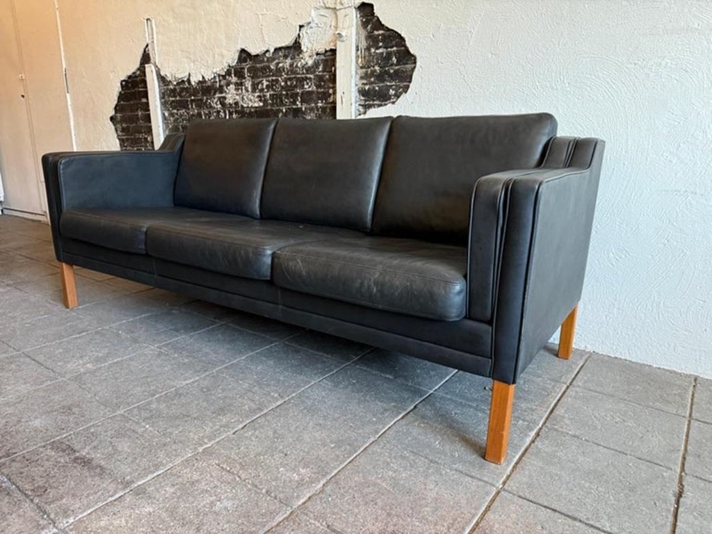 Danese Metà secolo danese moderno Bellissimo divano a 3 posti in pelle nera con gambe in betulla in vendita