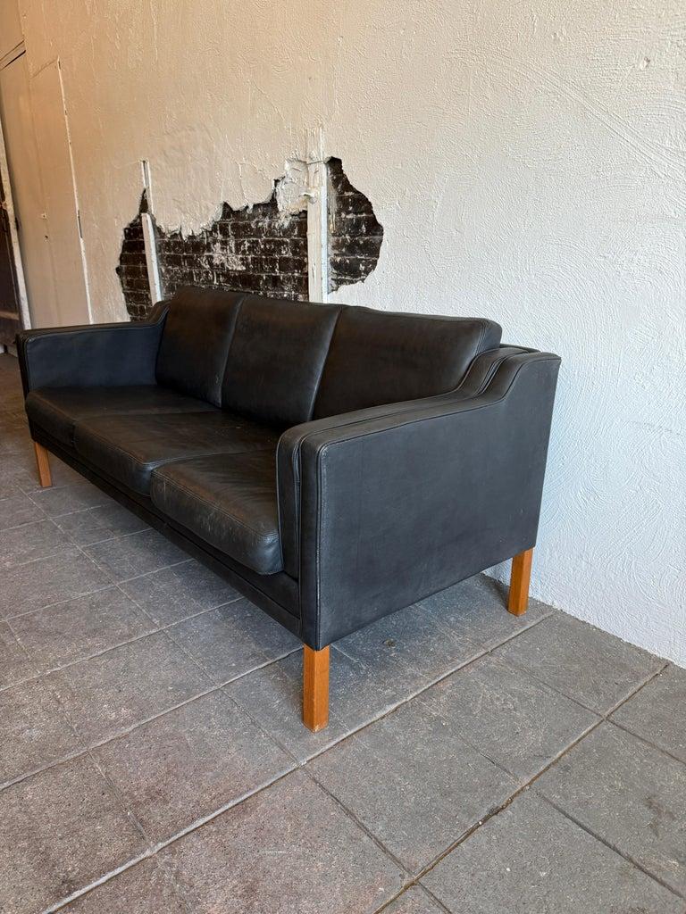 Pelle Metà secolo danese moderno Bellissimo divano a 3 posti in pelle nera con gambe in betulla in vendita