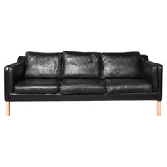 Magnifique canapé moderne danois du milieu du siècle en cuir noir à 3 places, pieds en bouleau