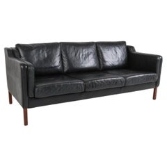 Canapé 3 places en cuir noir, pieds en Woods, style danois moderne du milieu du siècle dernier