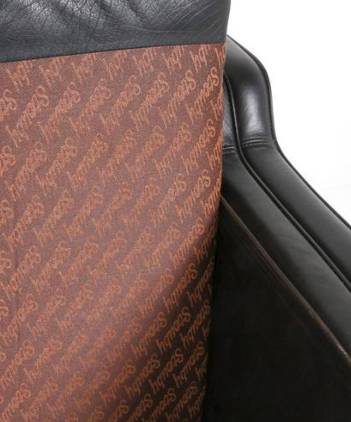 Pelle Divano a tre posti in pelle nera con gambe in Wood in vendita