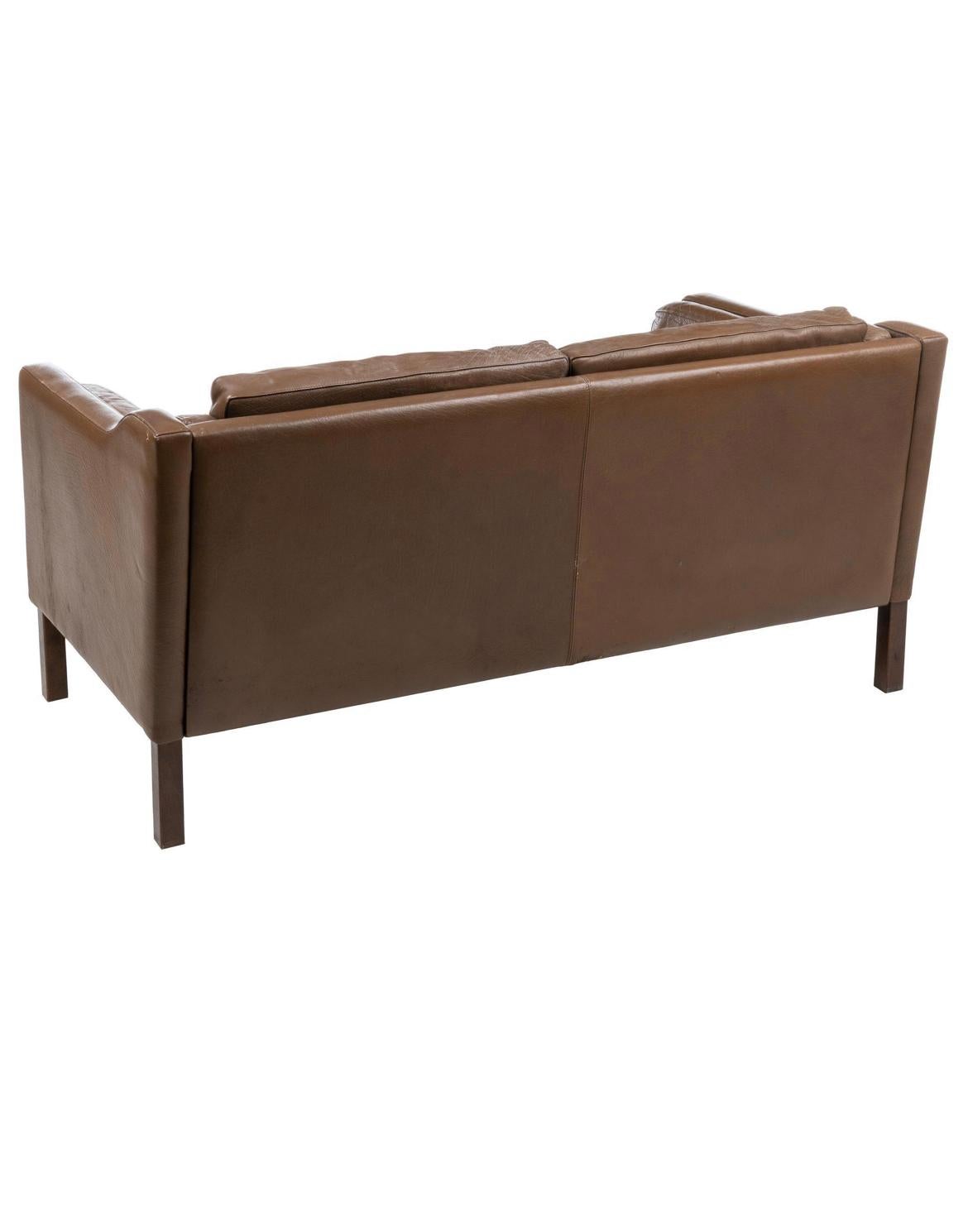 Danois Canapé 2 places en cuir Brown, pieds en bois, style danois moderne du milieu du siècle dernier en vente