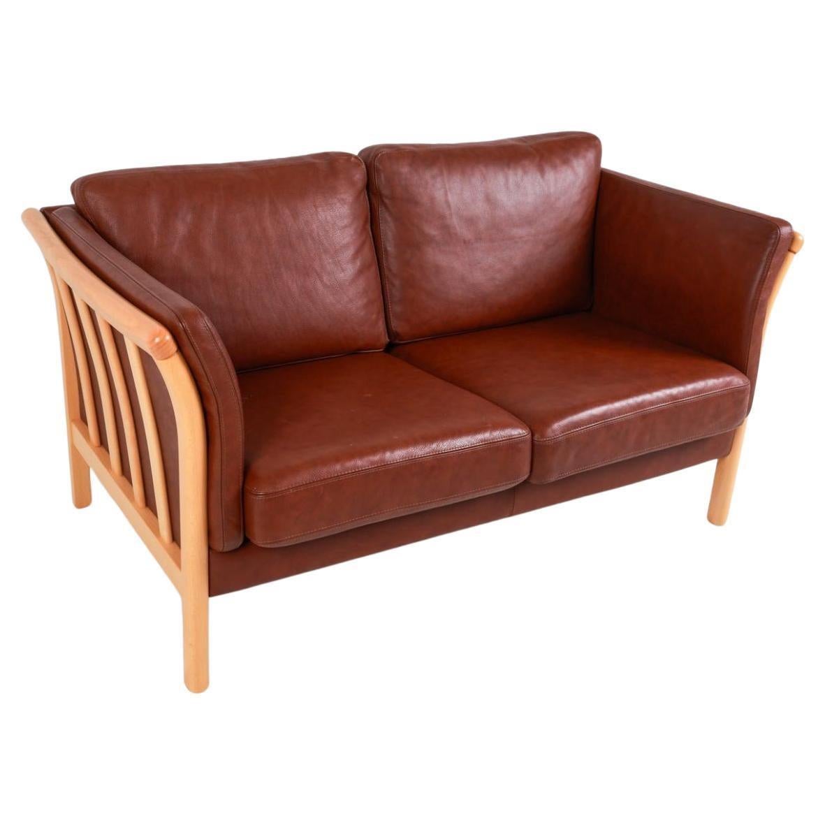 Divano moderno danese di metà secolo in pelle marrone con 2 posti e divano in legno Wood  telaio e gambe. Stile di Børge Mogensen. Il bellissimo rivestimento in pelle marrone è morbido come un burro e non mostra segni di utilizzo. Ottimo divano