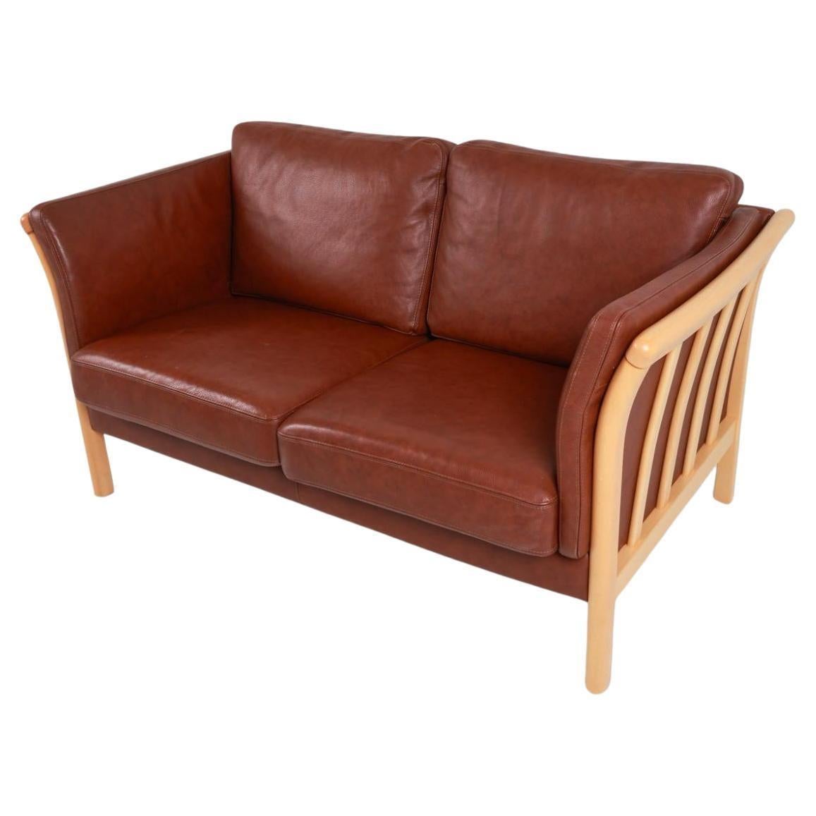 Mid-Century moderno Metà secolo Danese Moderno Bellissimo divano 2 in pelle marrone con struttura in betulla in vendita