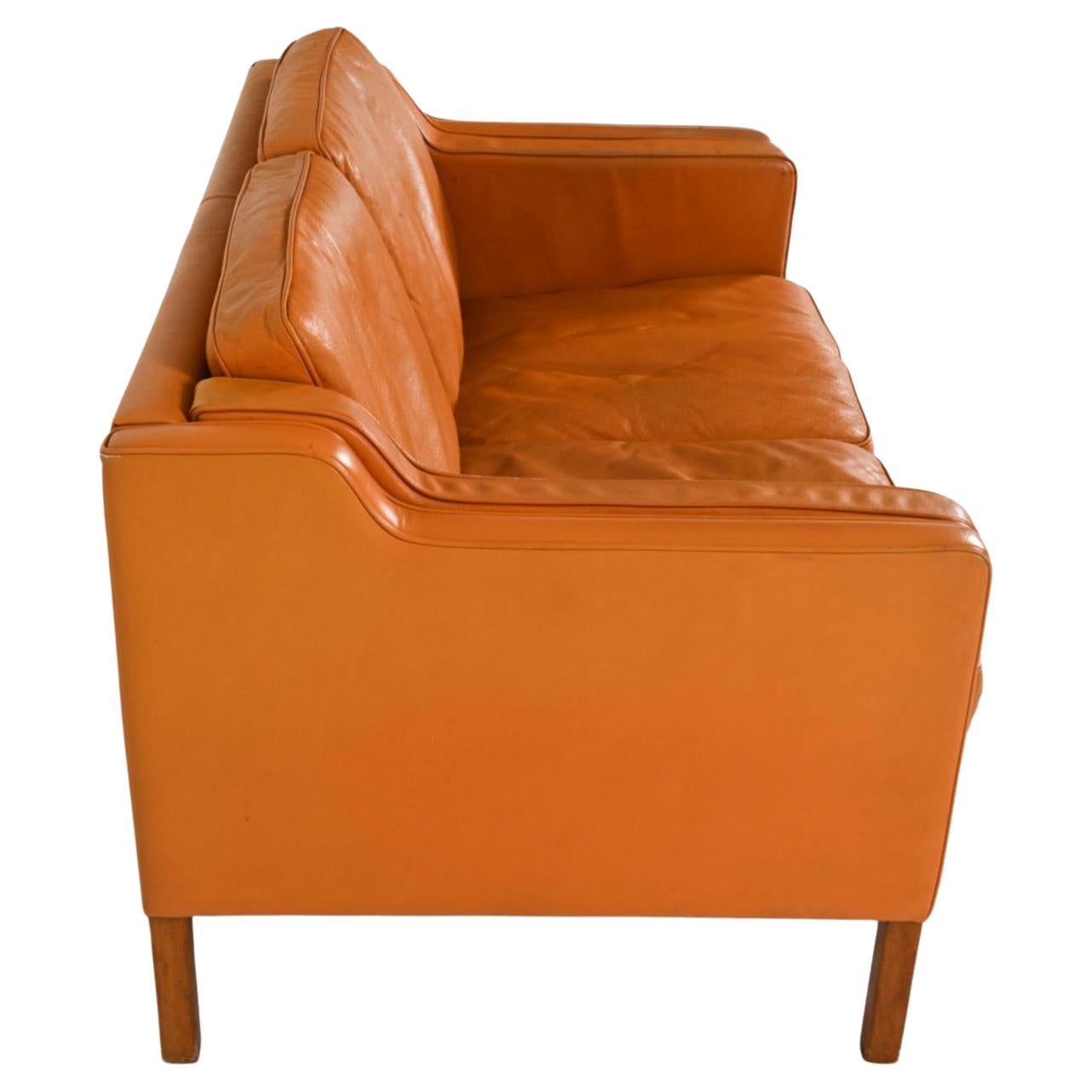 Magnifique canapé danois moderne du milieu du siècle en cuir caramel 2 places pieds en bouleau Bon état - En vente à BROOKLYN, NY