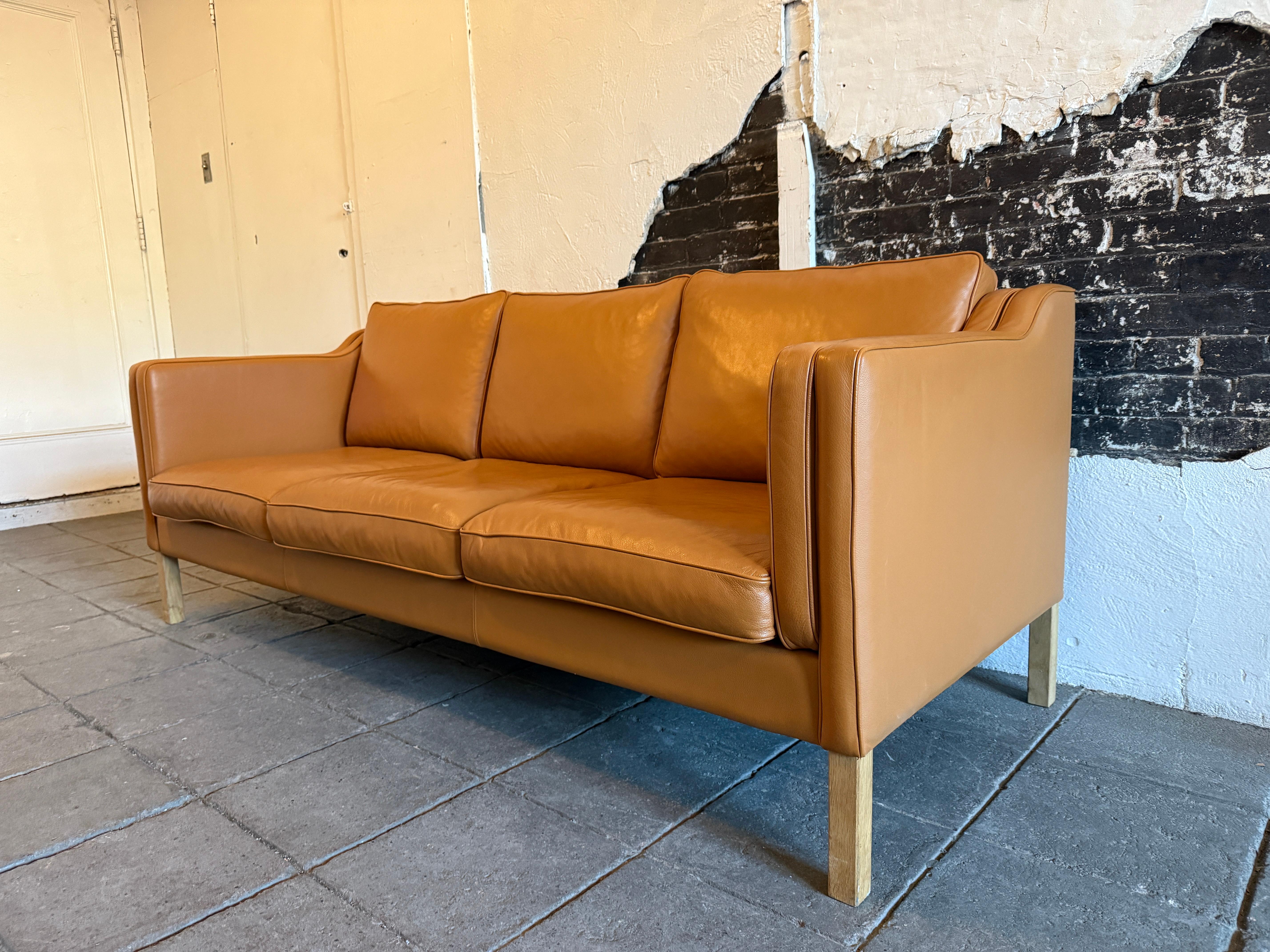 Mitte des Jahrhunderts dänischen modernen schönen cognac Leder 3 Sitz Sofa mit Birke Beine. Stil von Børge Mogensen. Schöne Cognac Leder ist weich und zeigt wenig Gebrauchsspuren, aber in schön gebrochen. Tolles Danish Modern Sofa. Toller Zustand -