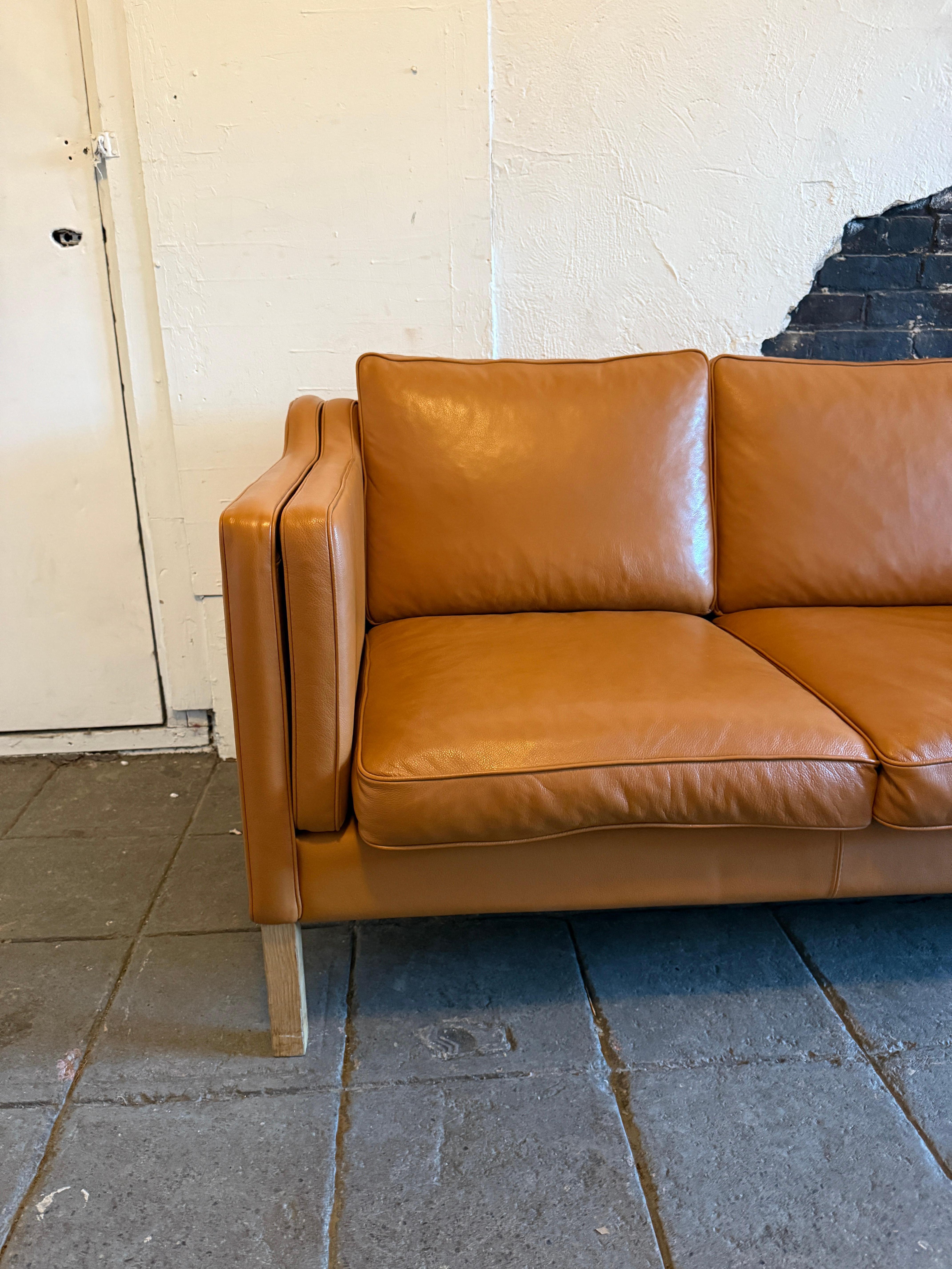 Dänisches modernes, schönes cognacfarbenes Leder-Sofa mit 3 Sitzen und Birkenbeinen, Mid-Century Modern (Moderne der Mitte des Jahrhunderts)