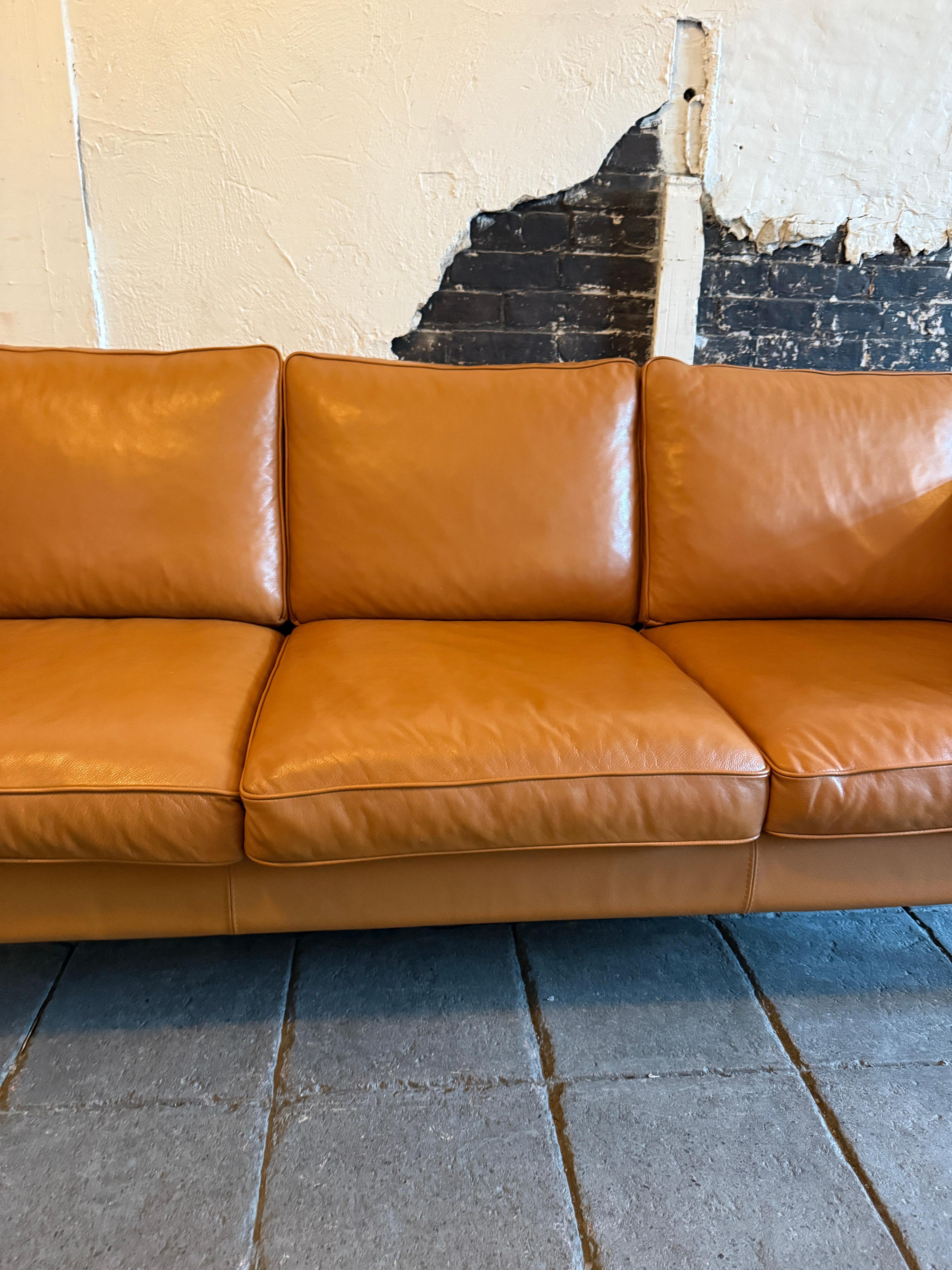 Dänisches modernes, schönes cognacfarbenes Leder-Sofa mit 3 Sitzen und Birkenbeinen, Mid-Century Modern (Holzarbeit)