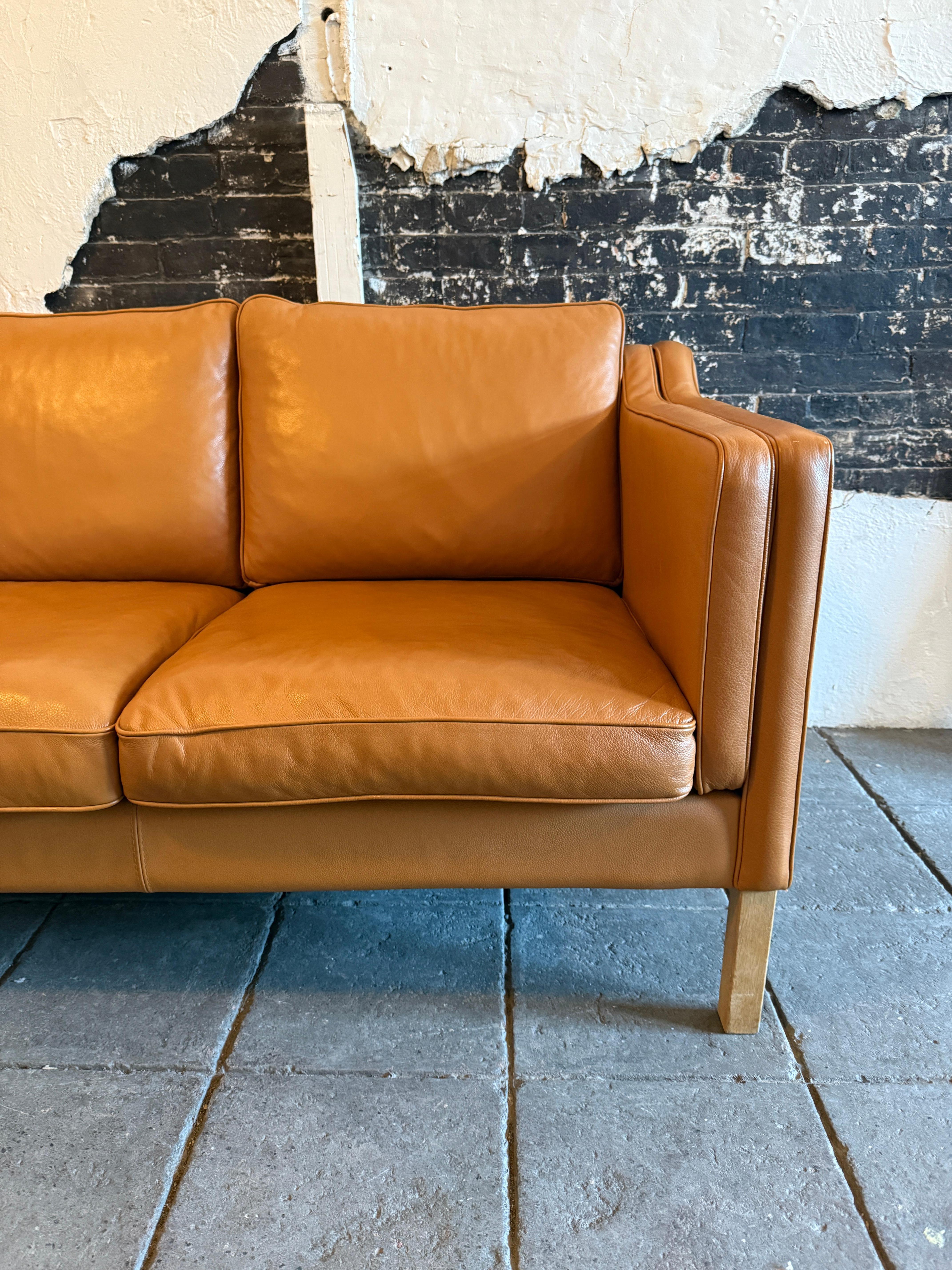 Dänisches modernes, schönes cognacfarbenes Leder-Sofa mit 3 Sitzen und Birkenbeinen, Mid-Century Modern im Zustand „Gut“ in BROOKLYN, NY