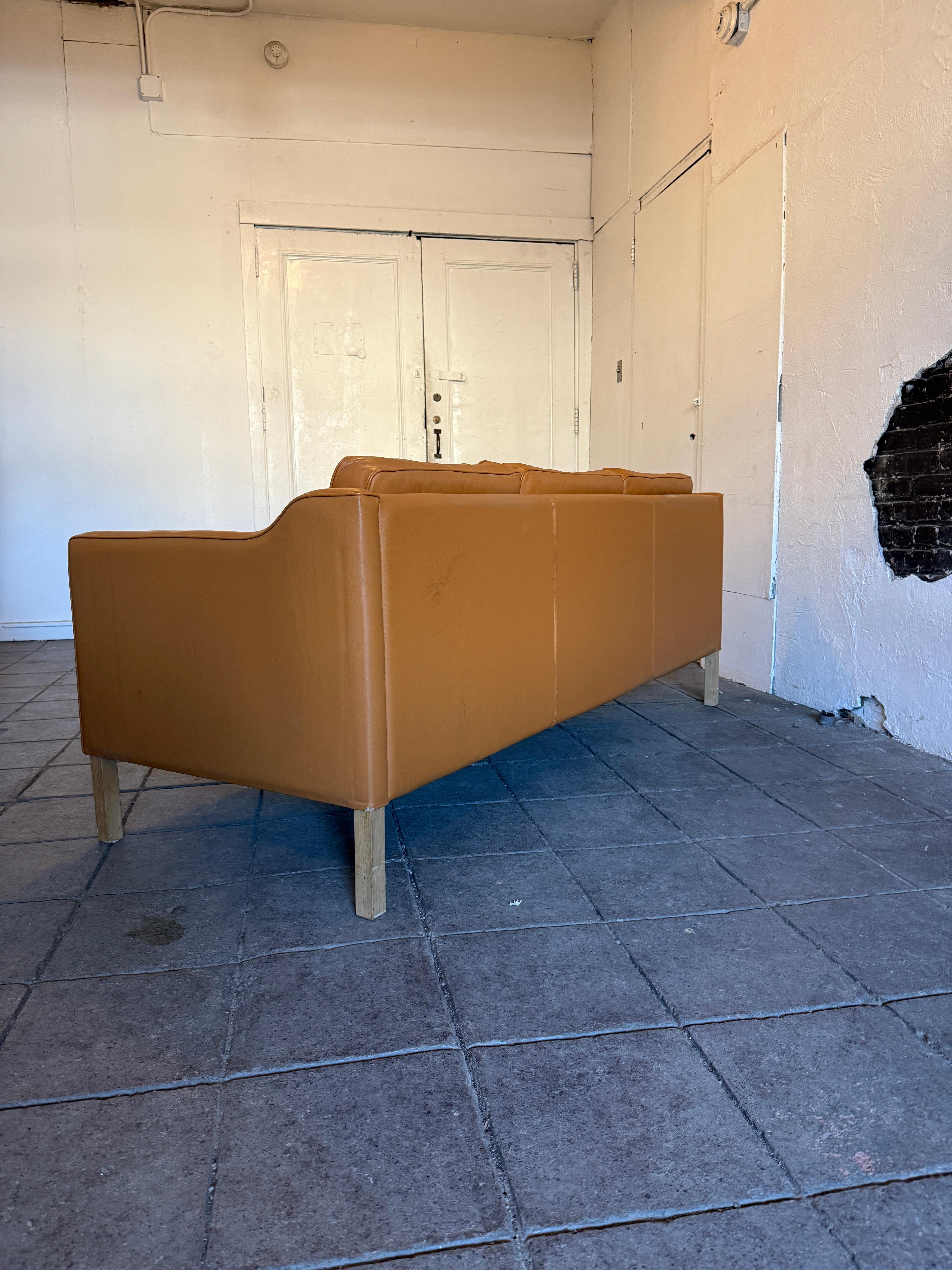 Dänisches modernes, schönes cognacfarbenes Leder-Sofa mit 3 Sitzen und Birkenbeinen, Mid-Century Modern (Mitte des 20. Jahrhunderts)