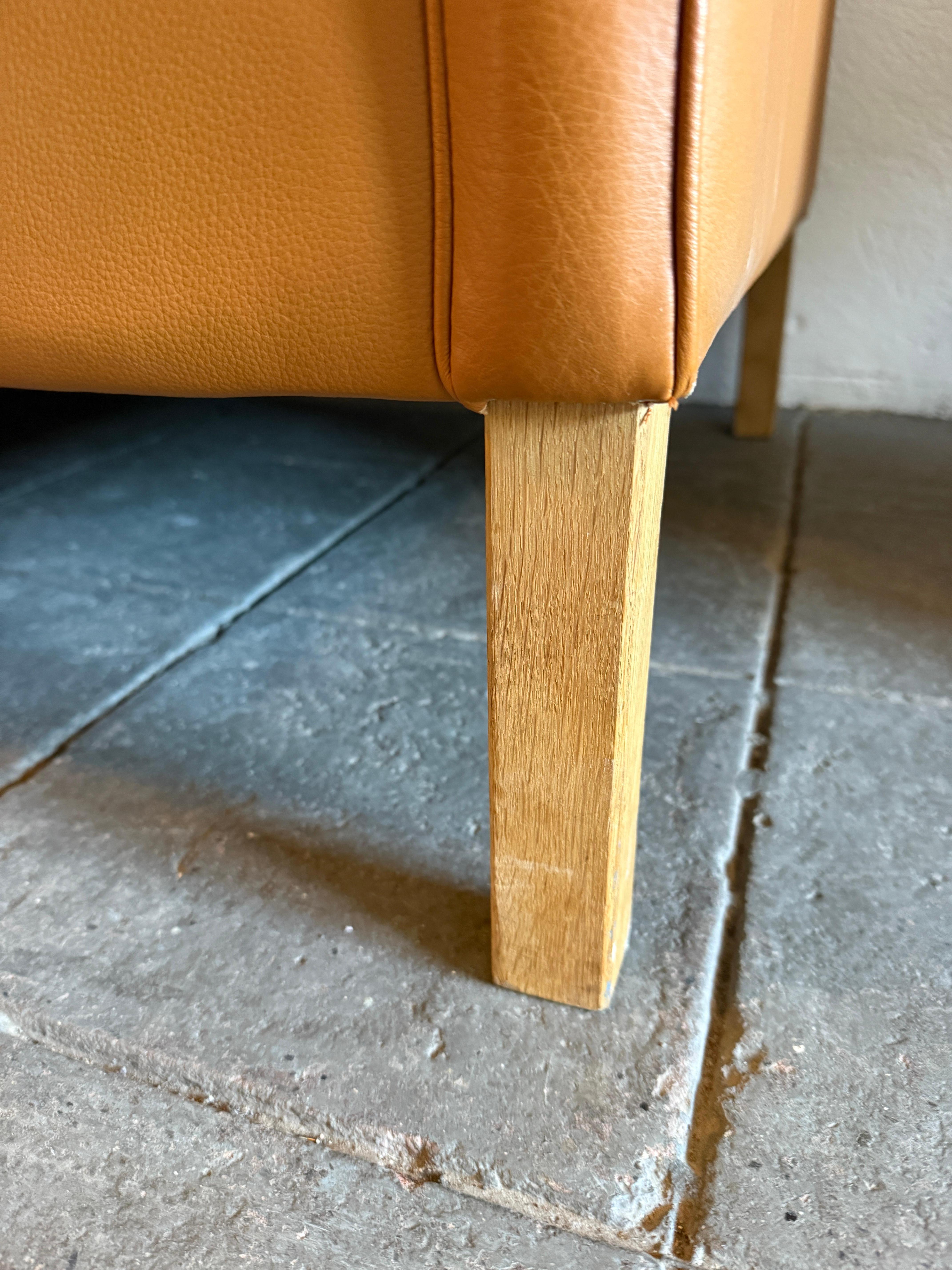 Dänisches modernes, schönes cognacfarbenes Leder-Sofa mit 3 Sitzen und Birkenbeinen, Mid-Century Modern 1