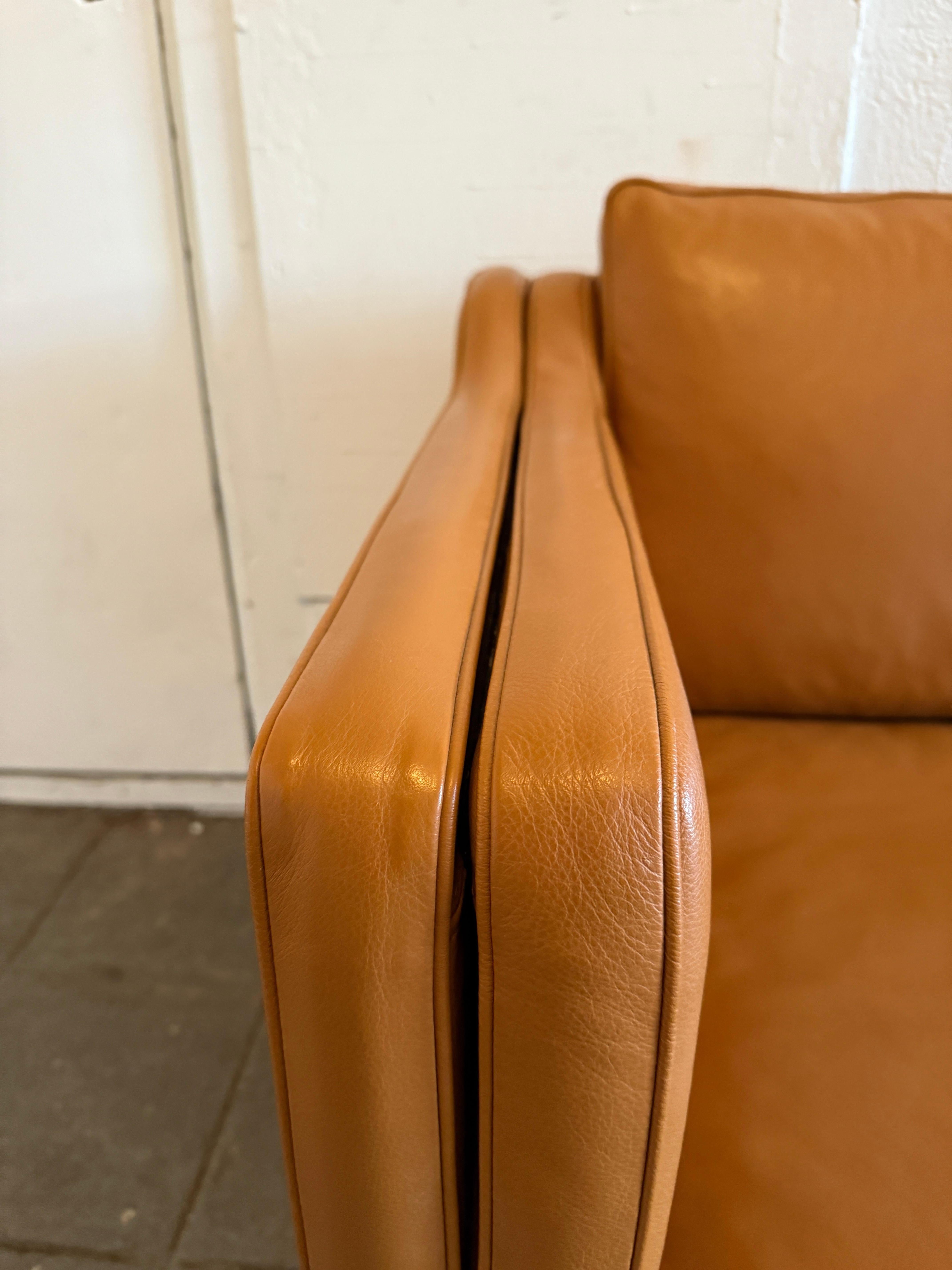 Dänisches modernes, schönes cognacfarbenes Leder-Sofa mit 3 Sitzen und Birkenbeinen, Mid-Century Modern 2