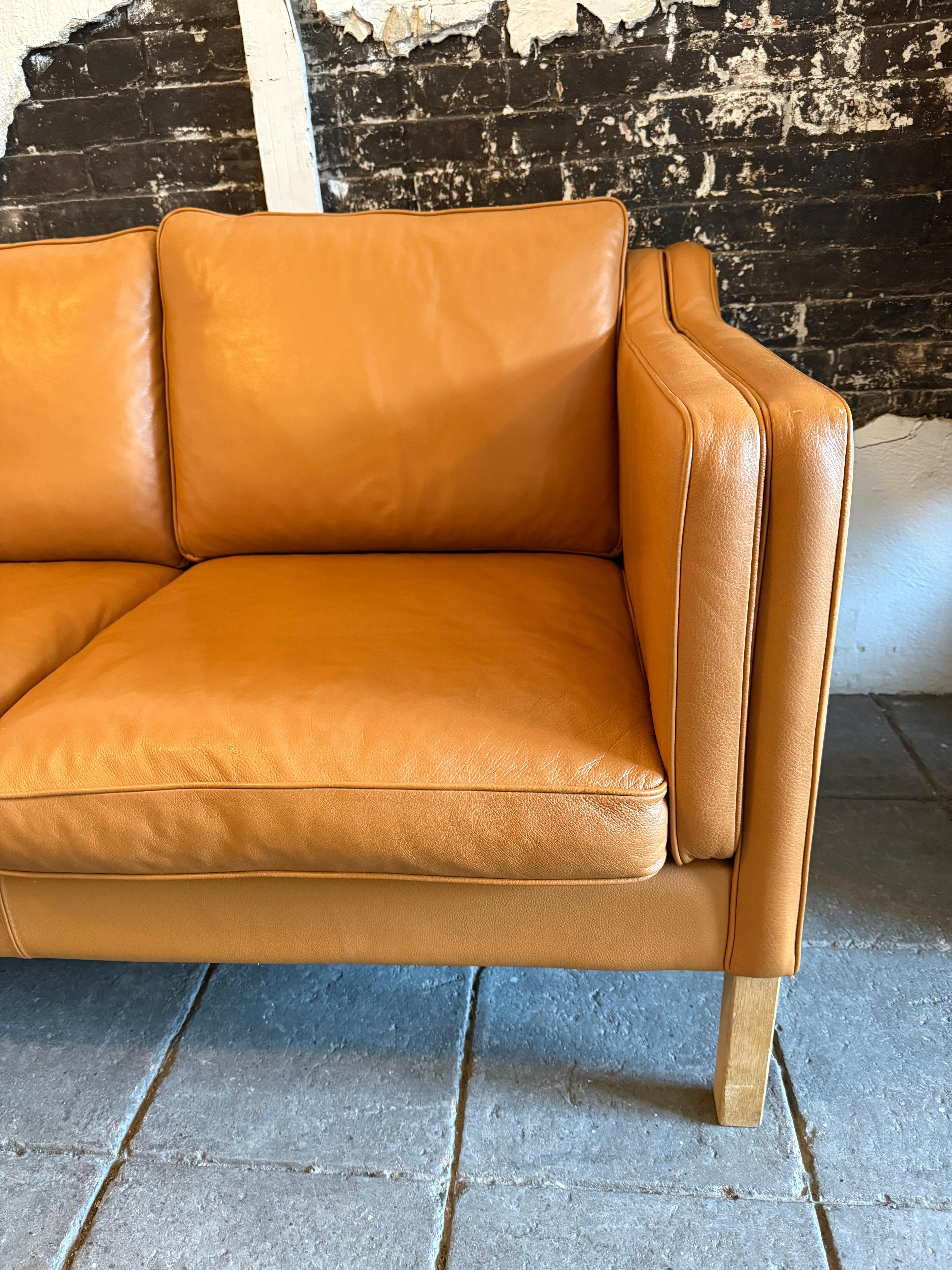 Dänisches modernes, schönes cognacfarbenes Leder-Sofa mit 3 Sitzen und Birkenbeinen, Mid-Century Modern 3