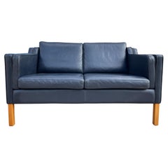 Magnifique canapé moderne danois du milieu du siècle en cuir bleu foncé à 2 places, pieds en bouleau