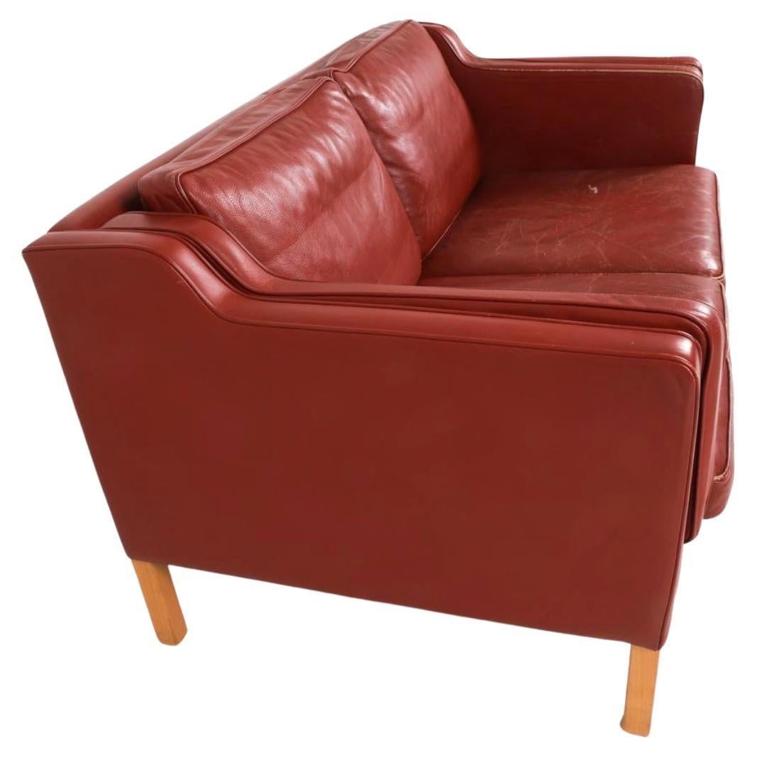 Mid-Century moderno Divano a 2 posti in pelle rosso scuro con gambe in betulla, bello e moderno danese di metà secolo in vendita