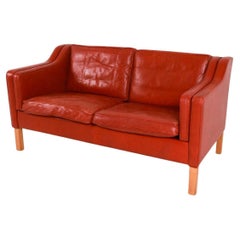 Dänisches Mid-Century Modern Loveseat Sofa aus dunkelrotem Leder mit Birkenholzbeinen, Mid-Century Modern