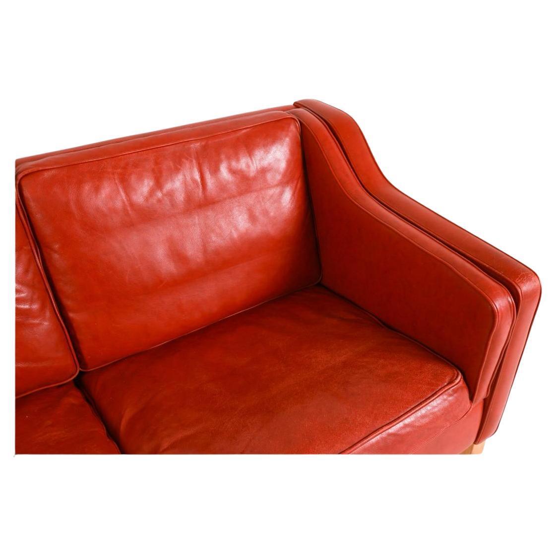 Mid-Century Modern Magnifique canapé loveseat en cuir rouge foncé danois moderne du milieu du siècle dernier en vente