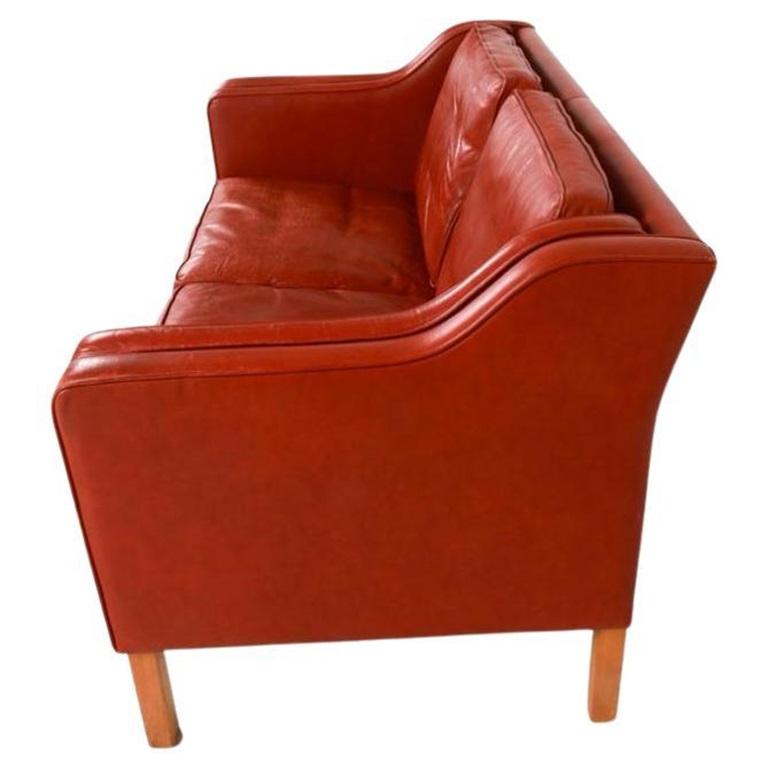 Danois Magnifique canapé loveseat en cuir rouge foncé danois moderne du milieu du siècle dernier en vente