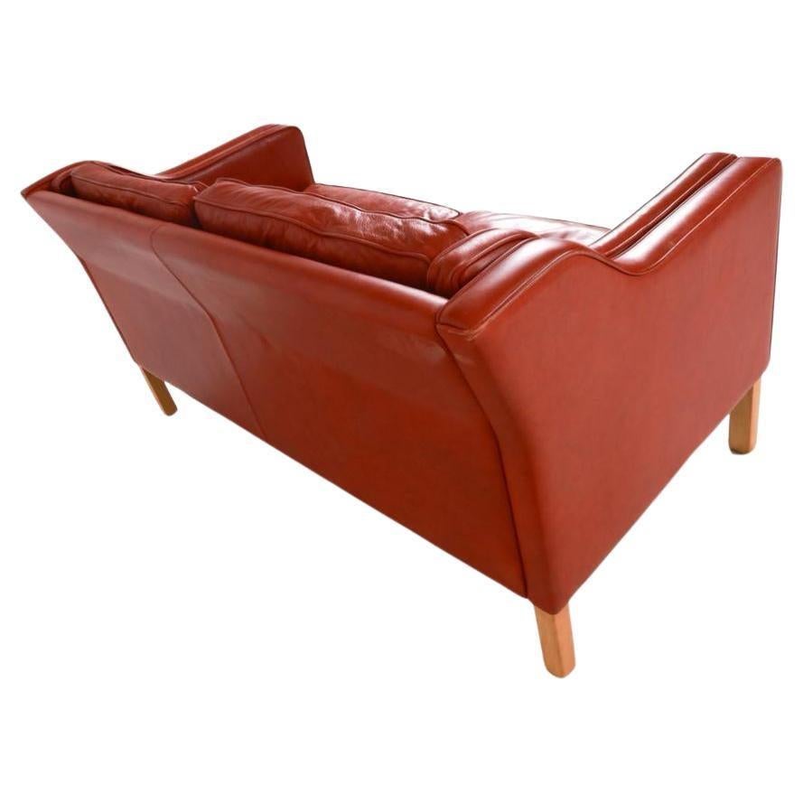 Travail du bois Magnifique canapé loveseat en cuir rouge foncé danois moderne du milieu du siècle dernier en vente