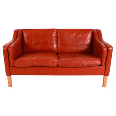 Moderno danés de mediados de siglo Precioso sofá loveseat de cuero rojo oscuro Patas de abedul