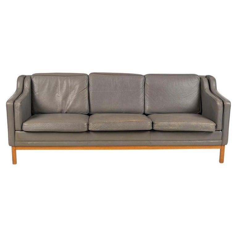 Falegnameria Metà secolo Danese Moderno Bellissimo divano a 3 posti in pelle grigia con gambe in Wood in vendita