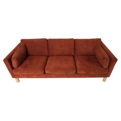 Mid Century Danish Modern Schöne Sienna Wildleder 3 Sitz Sofa Birke Beine