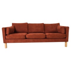 Mid Century Danish Modern Schöne Sienna Wildleder 3 Sitz Sofa Birke Beine