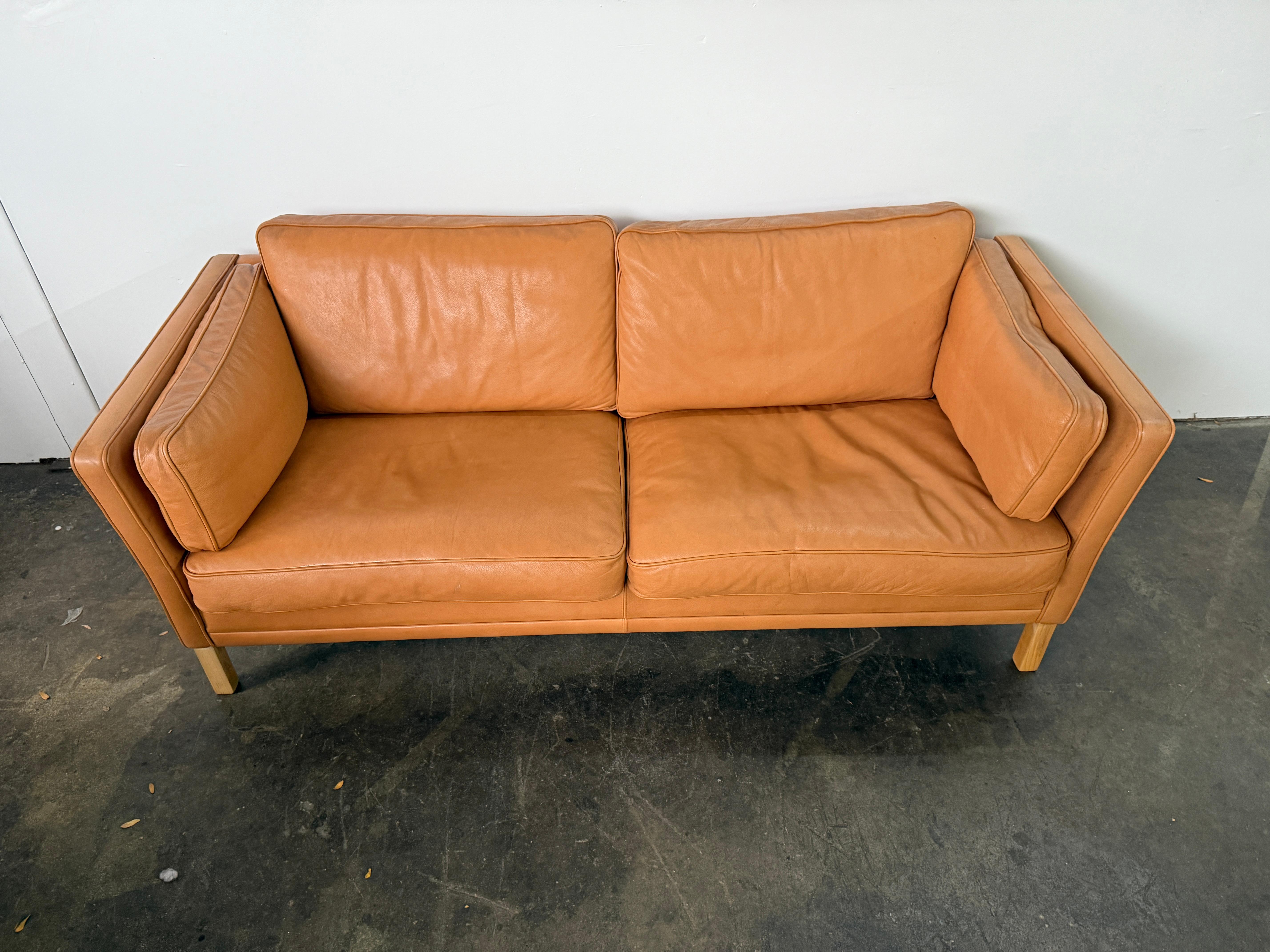 Canapé long en cuir Tan avec des pieds en bois clair. Style de Børge Mogensen. Ce magnifique cuir beige clair est souple et présente peu de signes d'utilisation, mais il est bien rodé. Superbe canapé moderne danois. Très bon état - très propre. Les