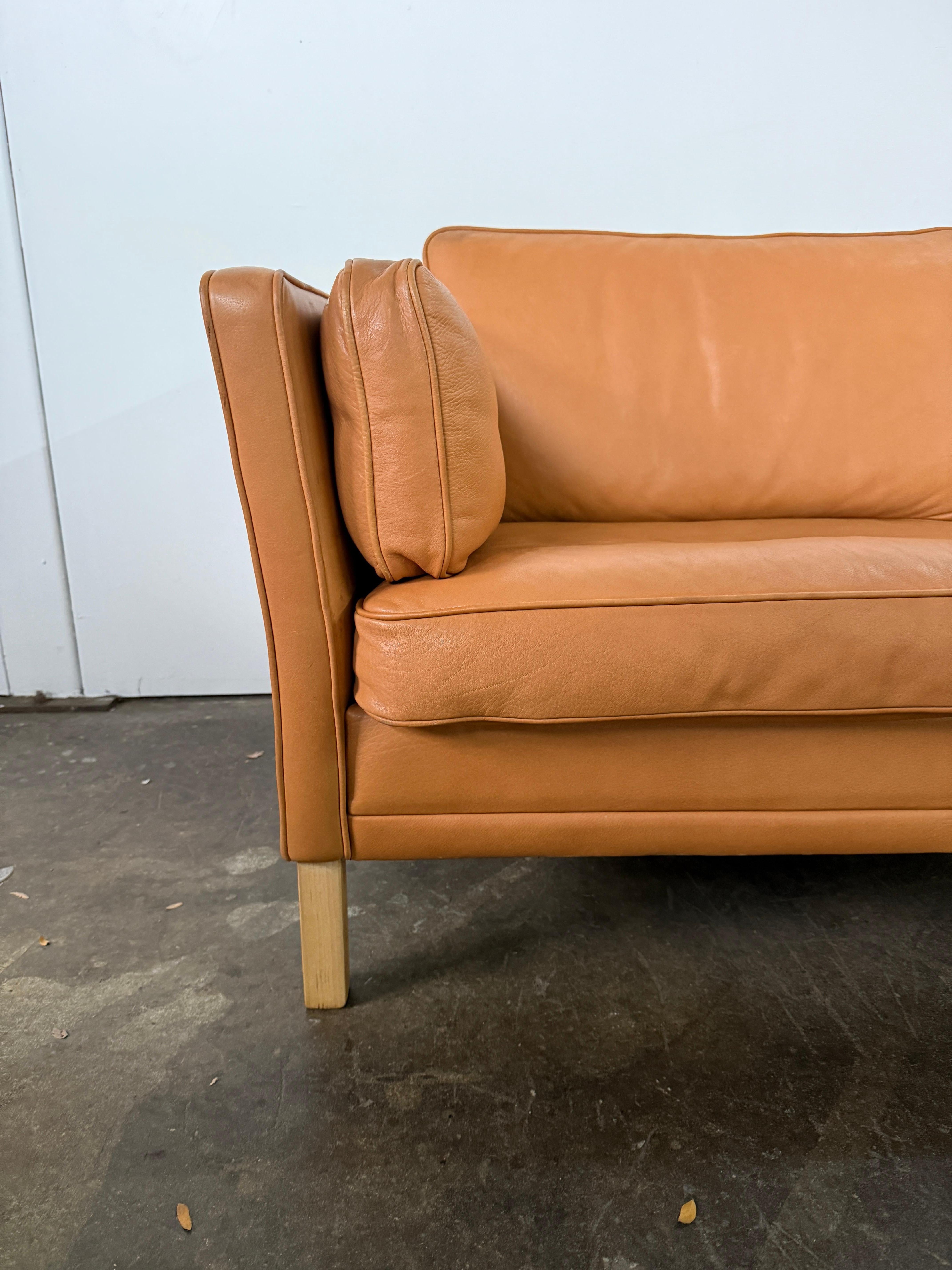 Mid-Century Modern Canapé moderne danois du milieu du siècle en cuir Tan long loveseat Sofa en vente