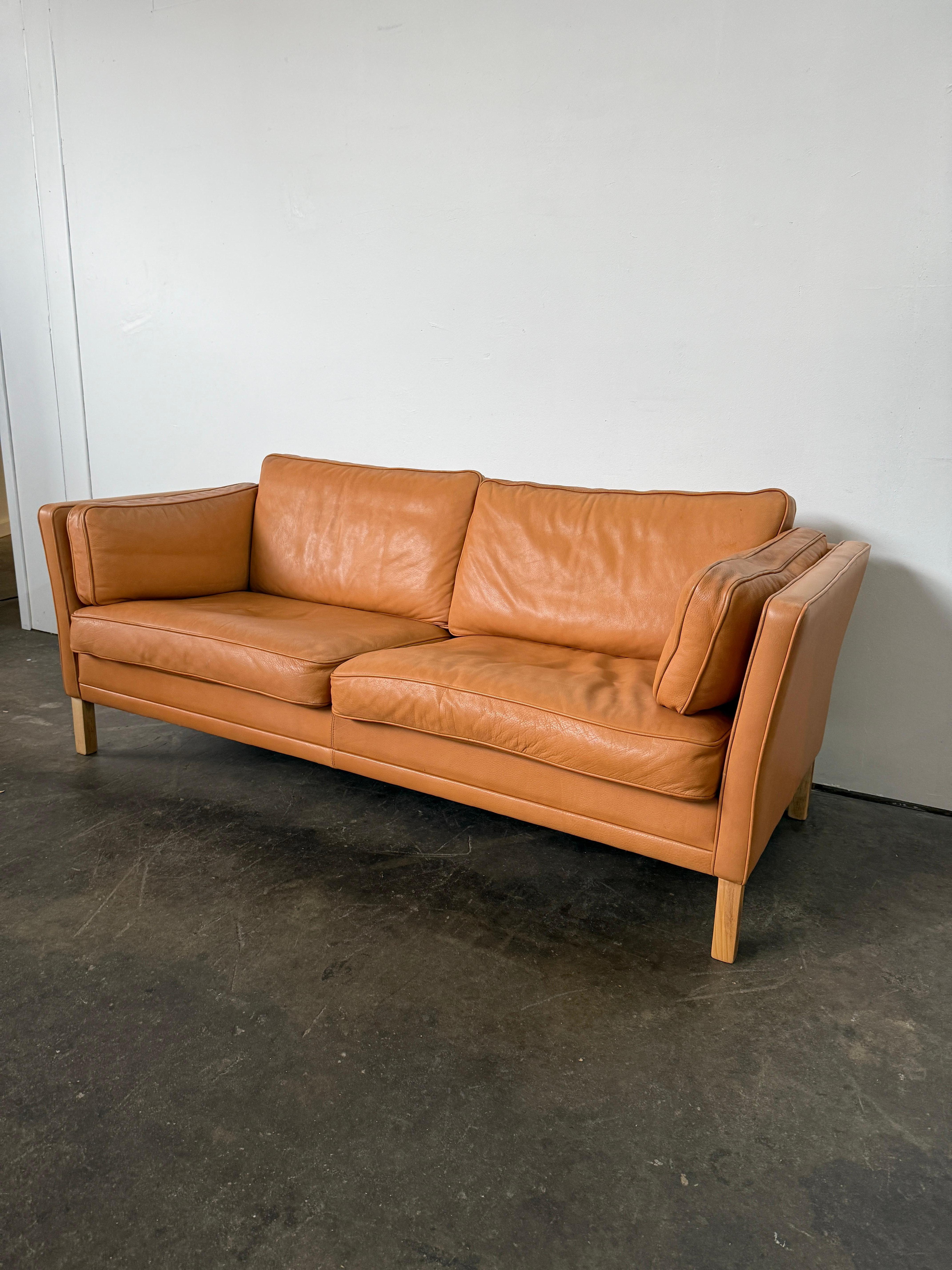 Danois Canapé moderne danois du milieu du siècle en cuir Tan long loveseat Sofa en vente
