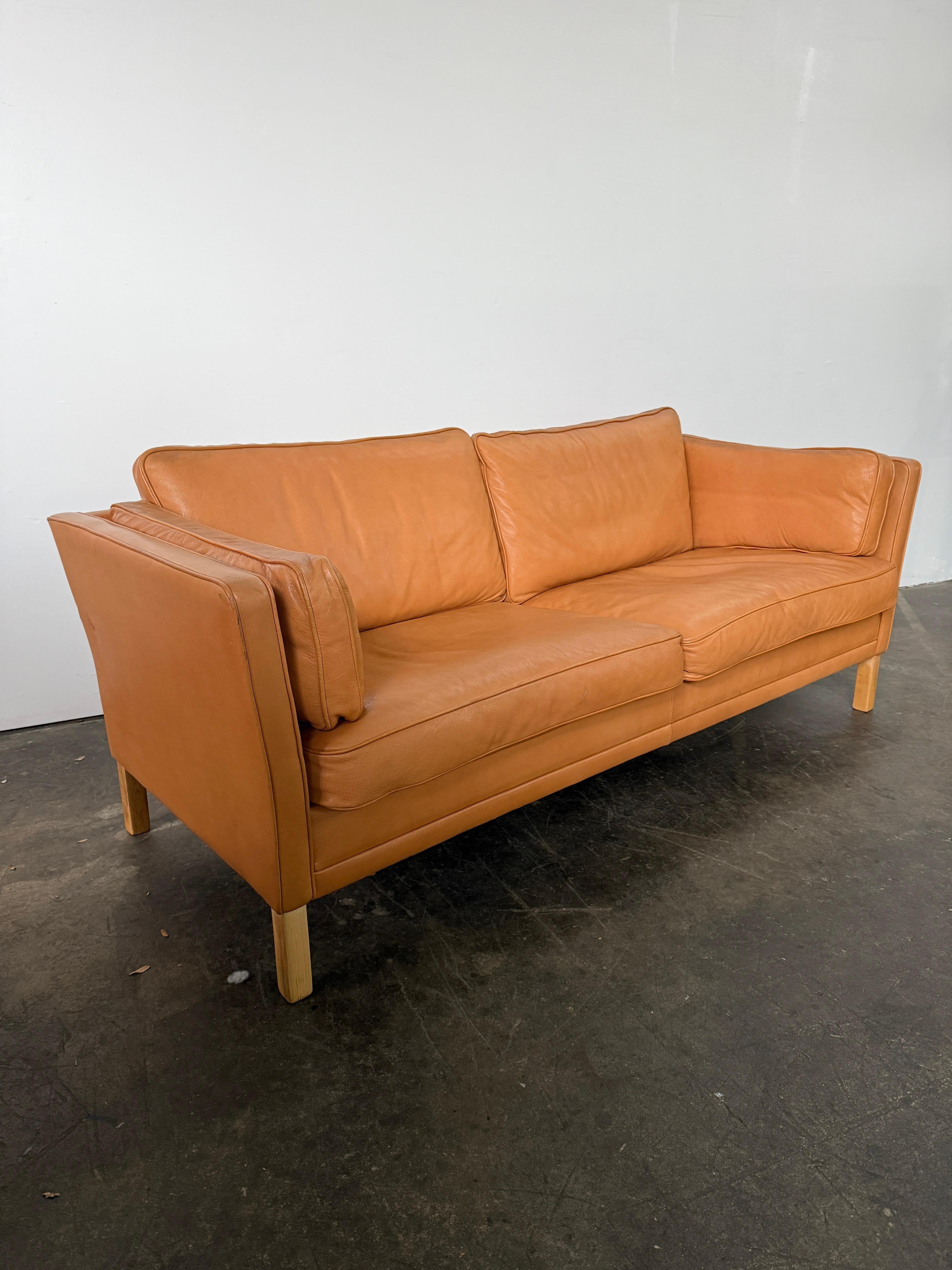 Travail du bois Canapé moderne danois du milieu du siècle en cuir Tan long loveseat Sofa en vente