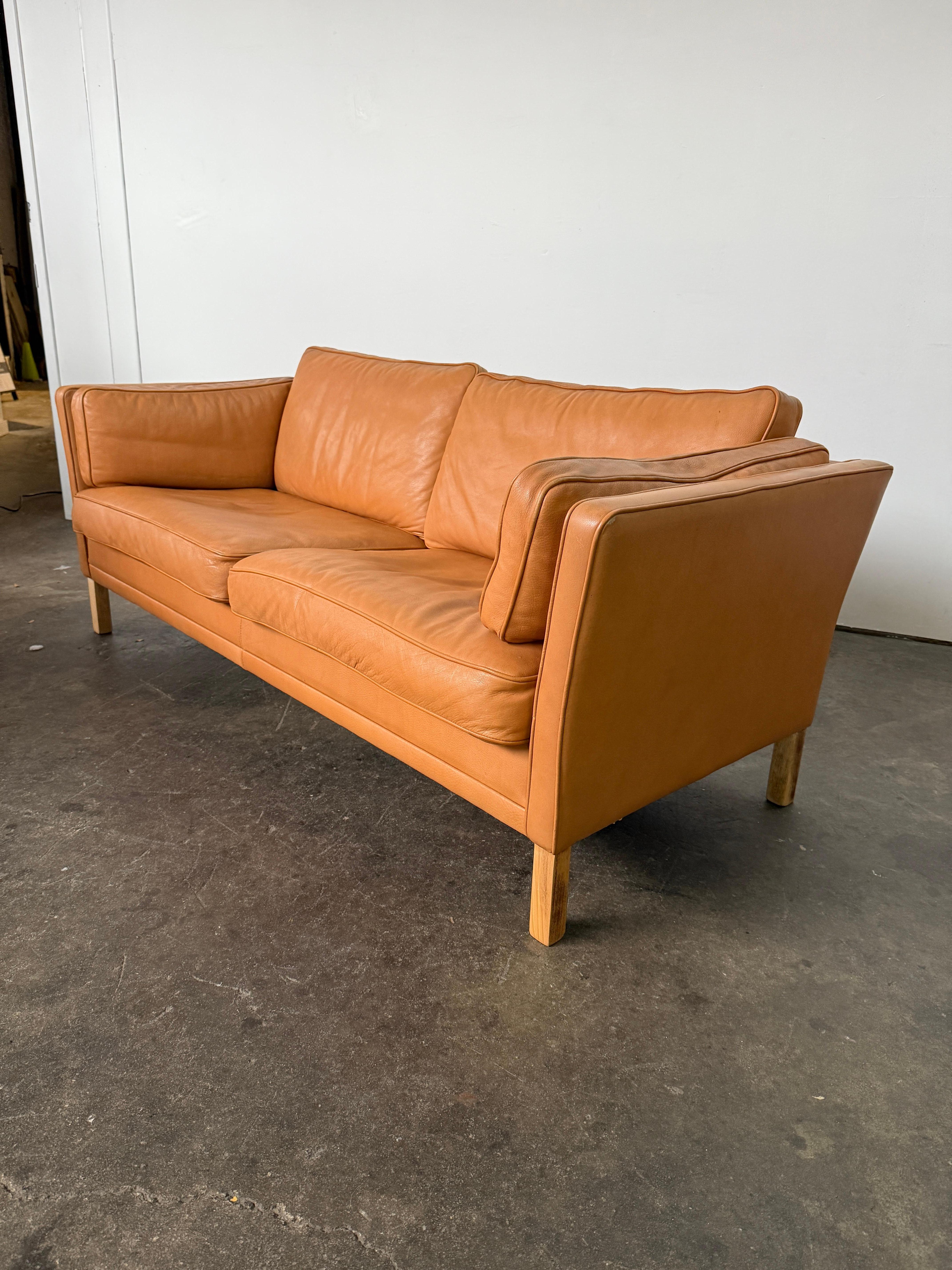 Canapé moderne danois du milieu du siècle en cuir Tan long loveseat Sofa Bon état - En vente à Brooklyn, NY