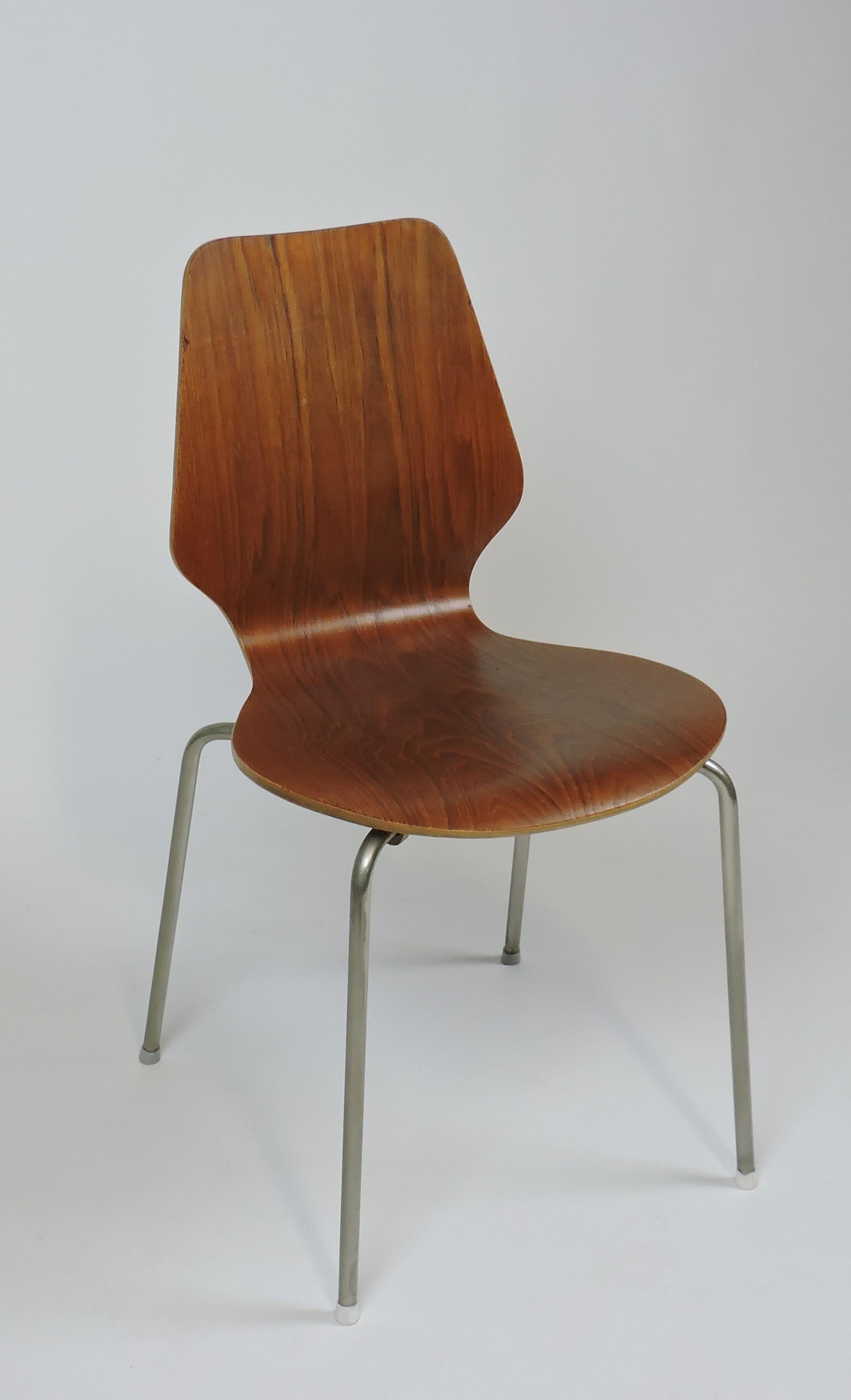 Chaise en bois courbé de style danois du milieu du siècle, avec pieds en métal. Léger et solide, avec un beau grain de bois. Fabriqué au Danemark, estampillé en dessous.
